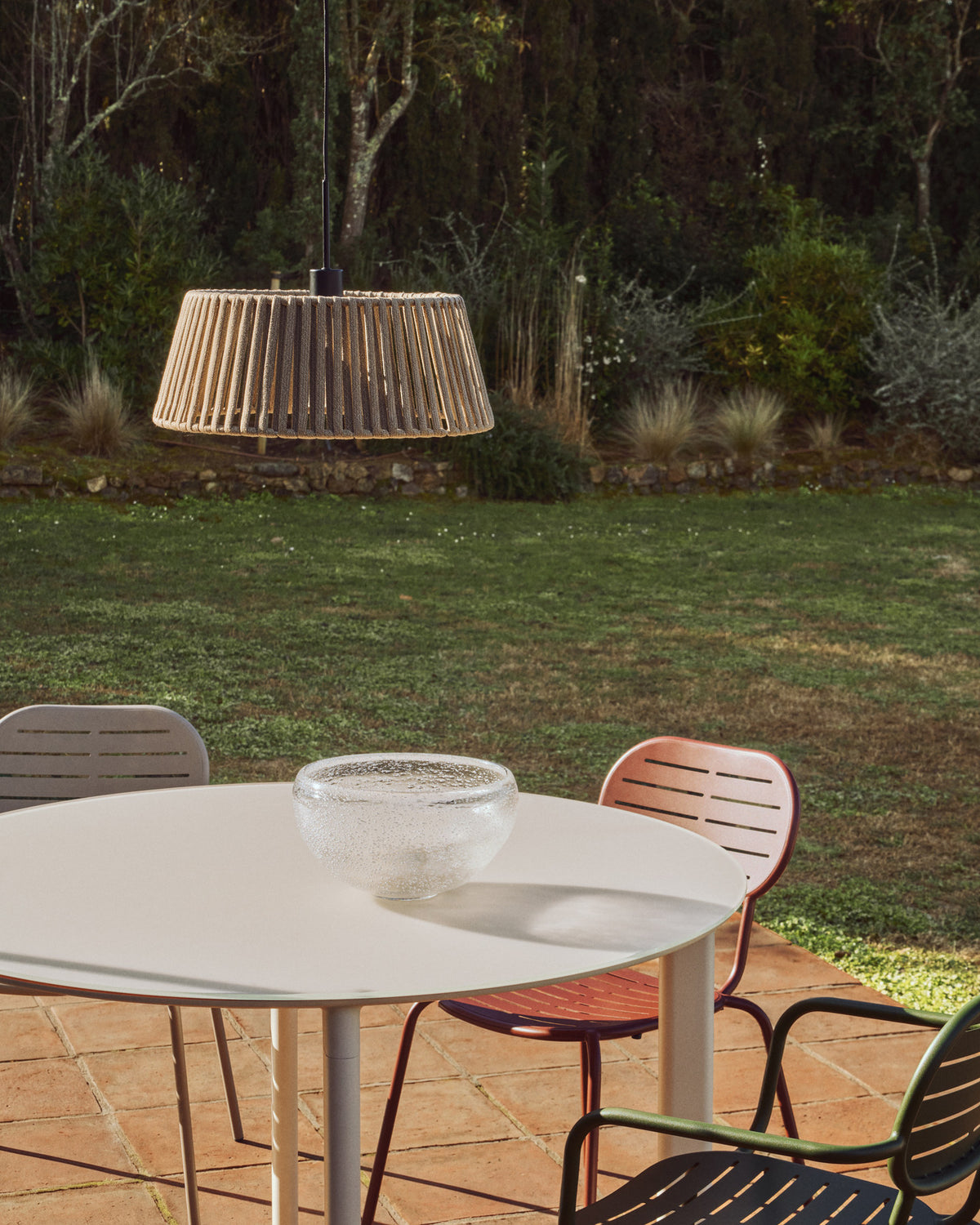 Lampenschirm für Deckenleuchte Aldet aus flachem Seil in Beige, Ø 46 cm in Hellgrau präsentiert im Onlineshop von KAQTU Design AG. Outdoor Pendelleuchte ist von Kave Home