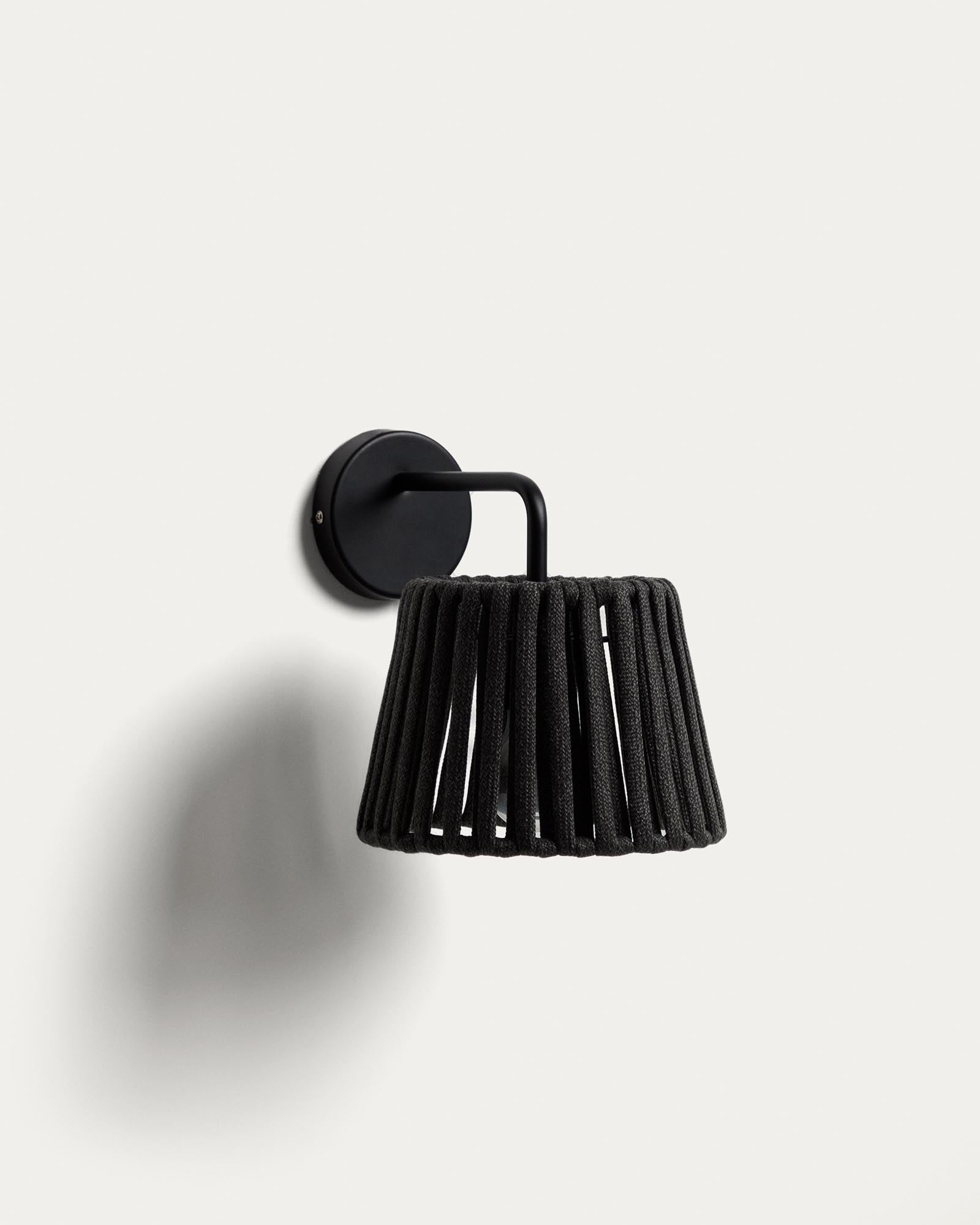 Outdoor-Wandleuchte Aldet aus flachem Seil und schwarzem Metall in Schwarz präsentiert im Onlineshop von KAQTU Design AG. Outdoor Pendelleuchte ist von Kave Home