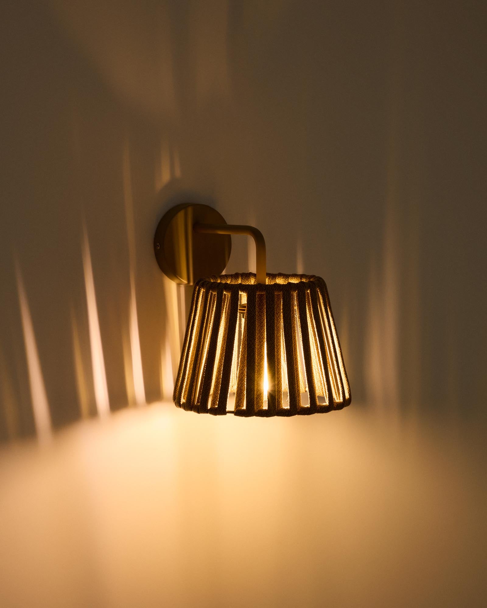 Stylische Outdoor-Wandleuchte Aldet, gefertigt aus strapazierfähigem Seil und beigem Metall, ideal für gemütliche Abende im Freien.