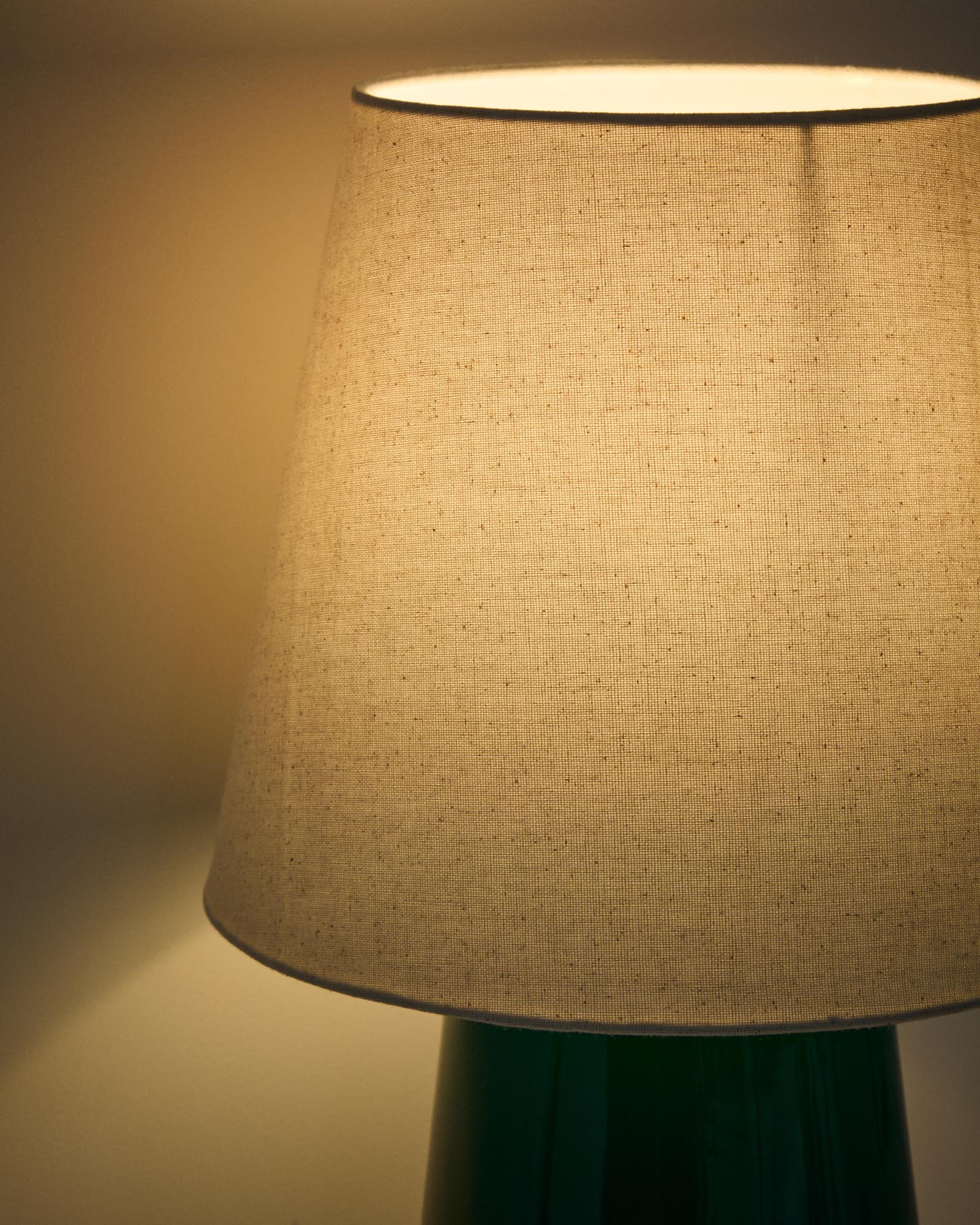 Elegante Tischlampe Odra aus grünem Keramikmaterial mit schimmerndem Finish, ideal für stilvolle Akzente in jedem Raum.