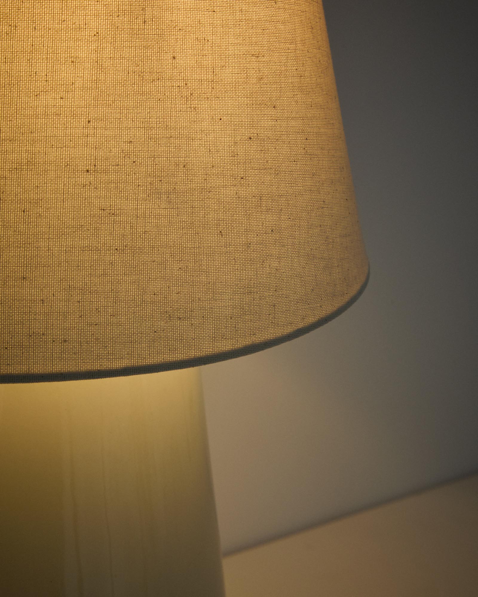 Moderne Tischlampe Odra aus edler ecrufarbener Keramik mit schimmerndem Finish, perfekt für eine stilvolle Raumgestaltung.
