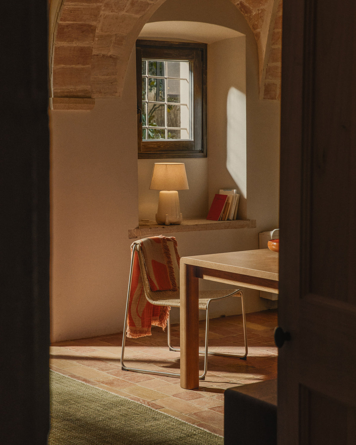Tischlampe Odra aus ecrufarbener Keramik mit glänzendem Finish in Weiss präsentiert im Onlineshop von KAQTU Design AG. Tischleuchte ist von Kave Home