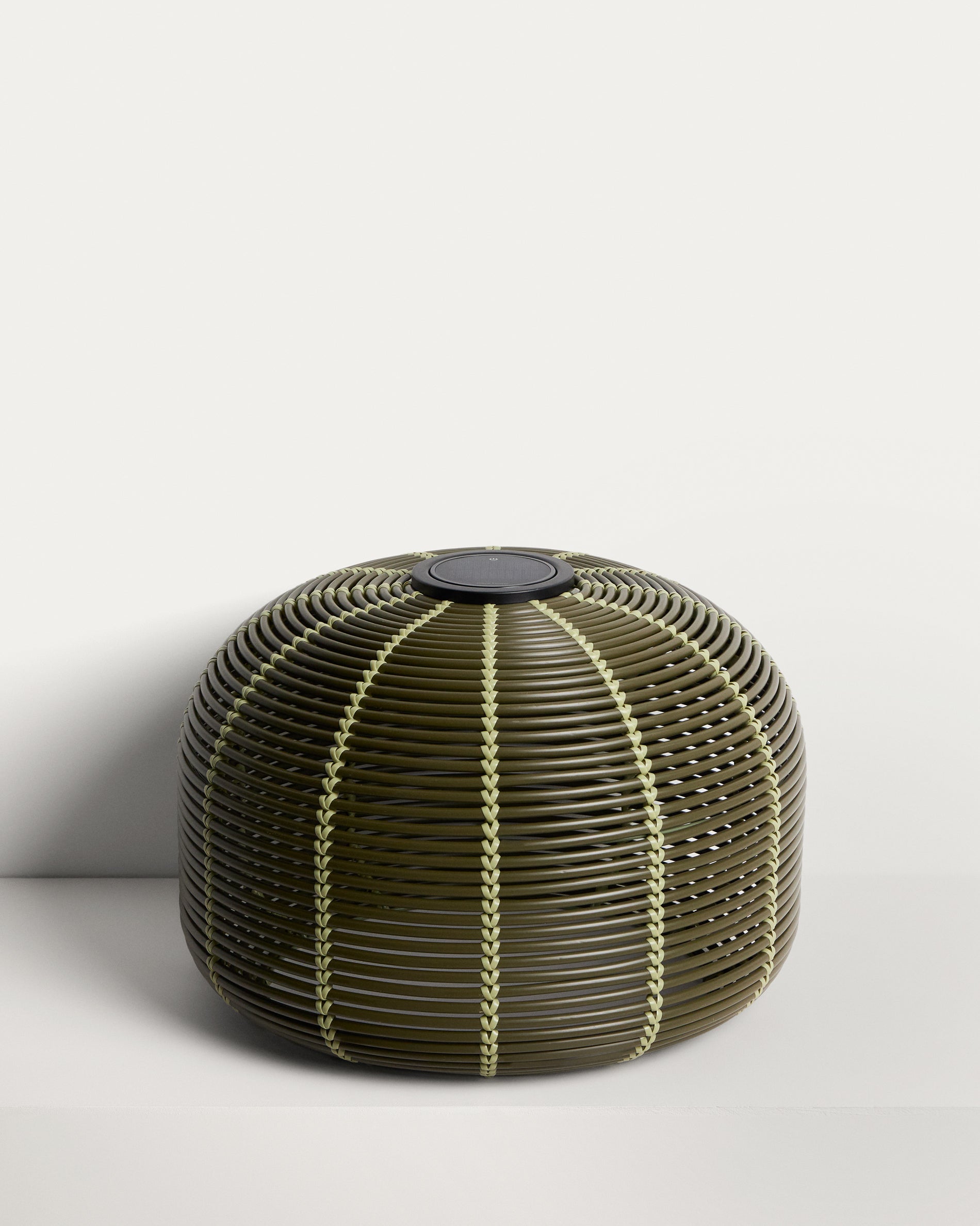 Outdoor-Solar-Tischlampe Garoina aus synthetischem Rattan in Grün mit LED-Technologie, Ø 50 cm in Grün präsentiert im Onlineshop von KAQTU Design AG. Outdoor Tischleuchte ist von Kave Home