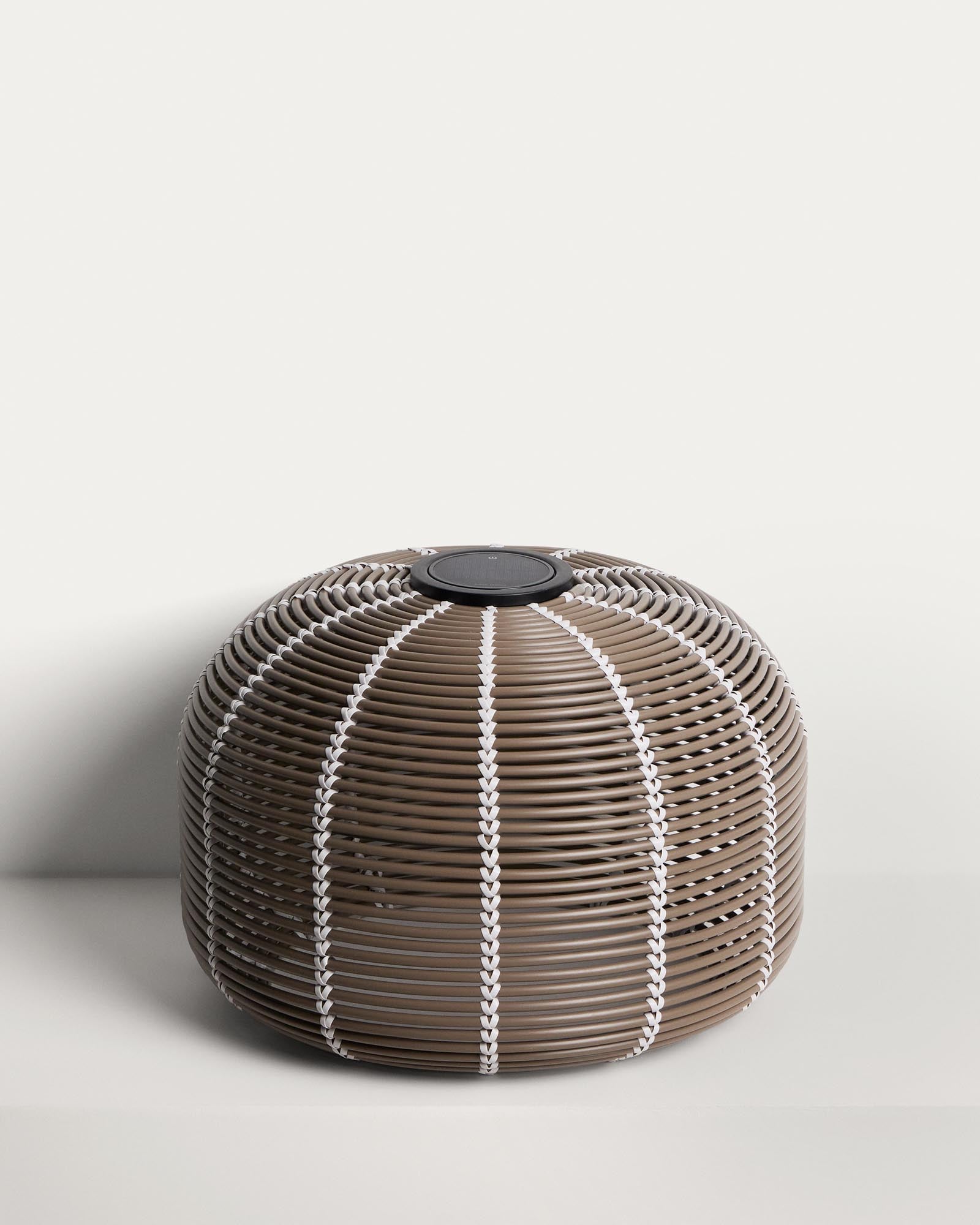 Outdoor-Solar-Tischlampe Garoina aus synthetischem Rattan in Taupe mit LED-Technologie, Ø 50 cm in Grau präsentiert im Onlineshop von KAQTU Design AG. Outdoor Tischleuchte ist von Kave Home