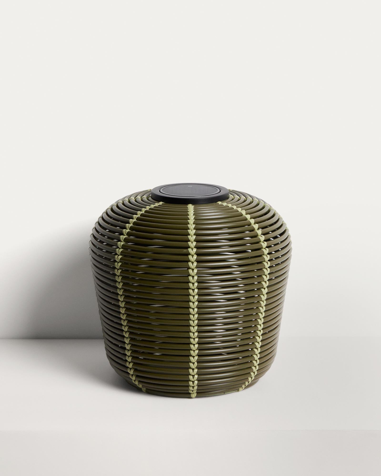 Outdoor-Solar-Tischlampe Garoina aus synthetischem Rattan in Grün mit LED-Technologie, Ø 35 cm in Grün präsentiert im Onlineshop von KAQTU Design AG. Outdoor Tischleuchte ist von Kave Home