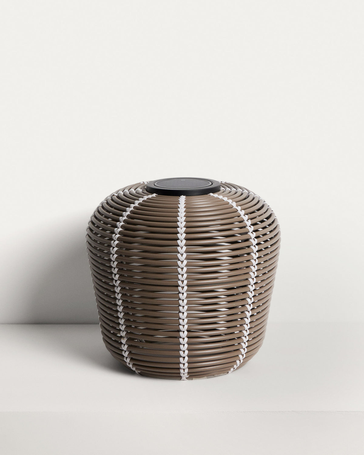 Outdoor-Solar-Tischlampe Garoina aus synthetischem Rattan in Taupe mit LED-Technologie, Ø 35 cm in Grau präsentiert im Onlineshop von KAQTU Design AG. Outdoor Tischleuchte ist von Kave Home