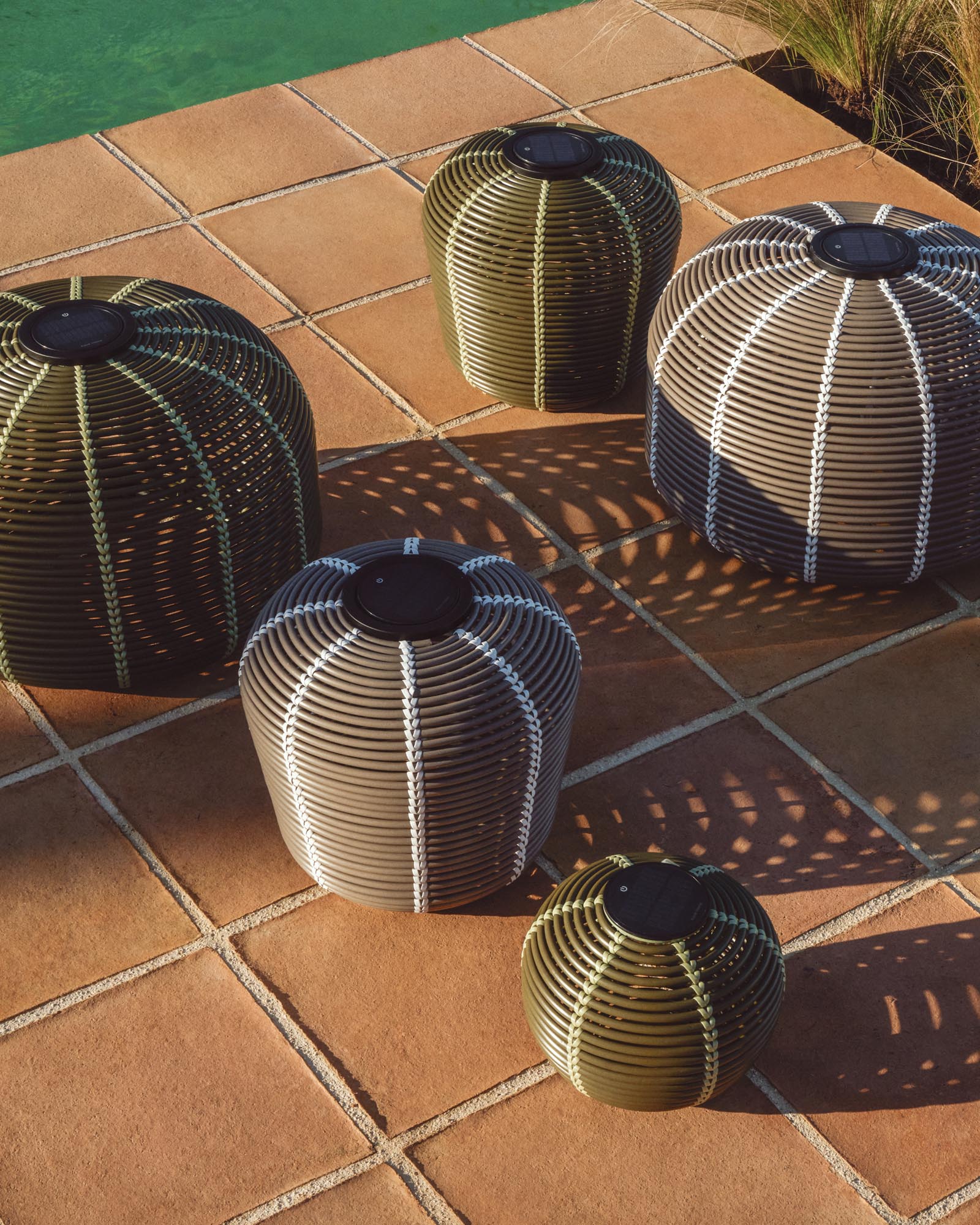 Elegante Solar-Tischlampe Garoina aus taupefarbenem Rattan, Ø 35 cm, perfekt für stimmungsvolle Beleuchtung im Garten oder auf der Terrasse.