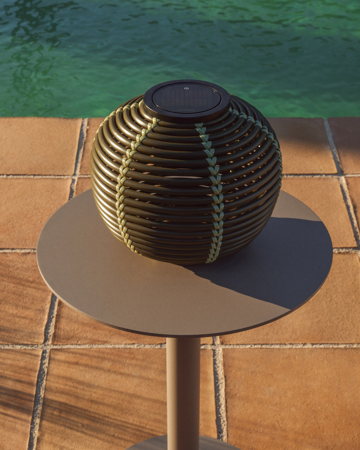 Outdoor-Solar-Tischlampe Garoina aus synthetischem Rattan in Grün mit LED-Technologie, Ø 25 cm in Grün präsentiert im Onlineshop von KAQTU Design AG. Outdoor Tischleuchte ist von Kave Home