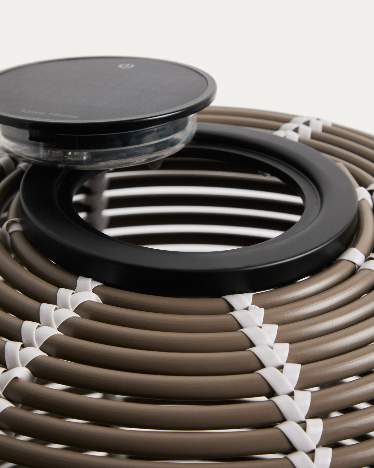 Outdoor-Solar-Tischlampe Garoina aus synthetischem Rattan in Taupe mit LED-Technologie, Ø 25 cm in Grau präsentiert im Onlineshop von KAQTU Design AG. Outdoor Tischleuchte ist von Kave Home
