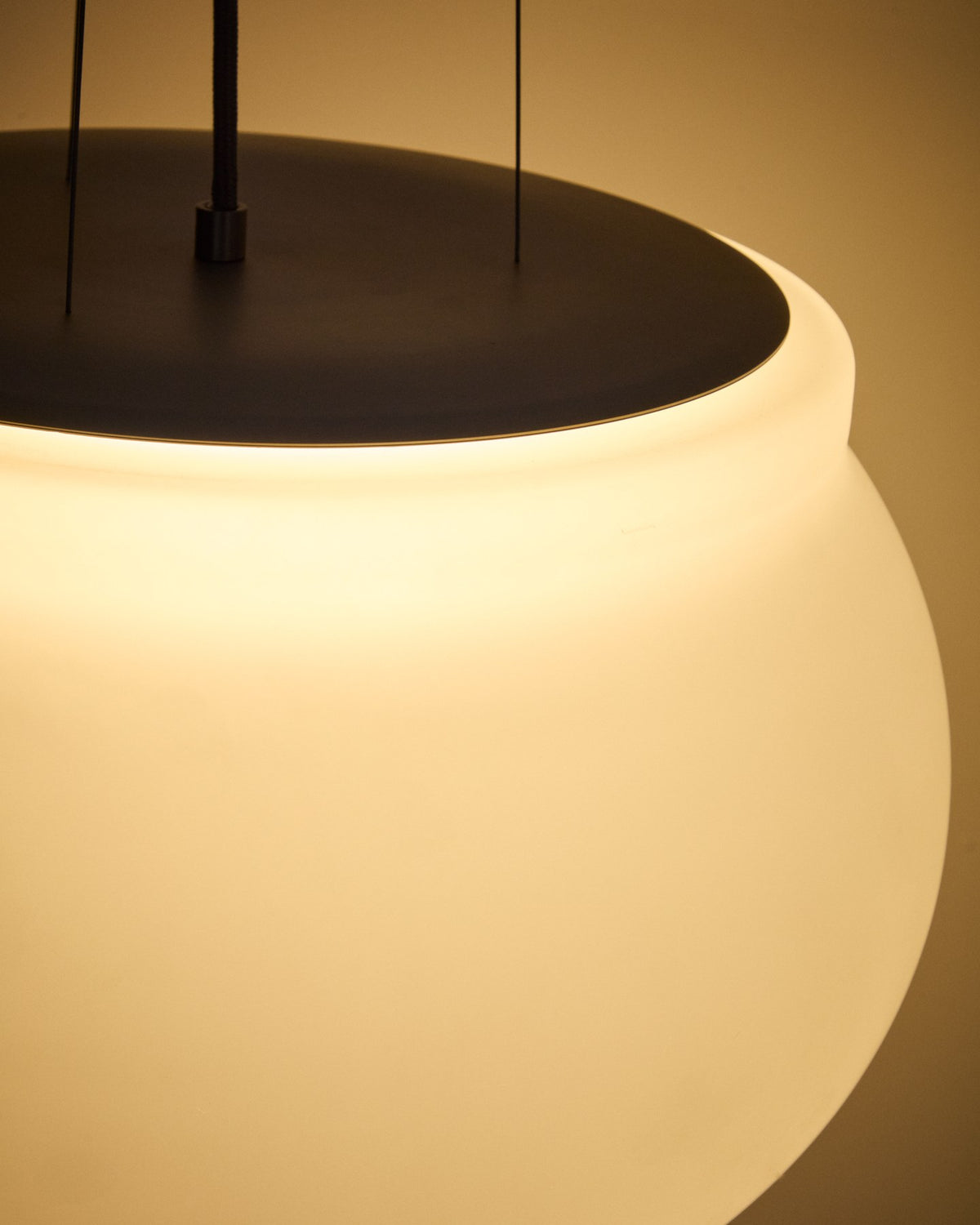 Runde LED-Deckenleuchte Leruna mit satiniertem Glasschirm und verzinktem Stahlsockel, Durchmesser 40 cm, in Weiss.