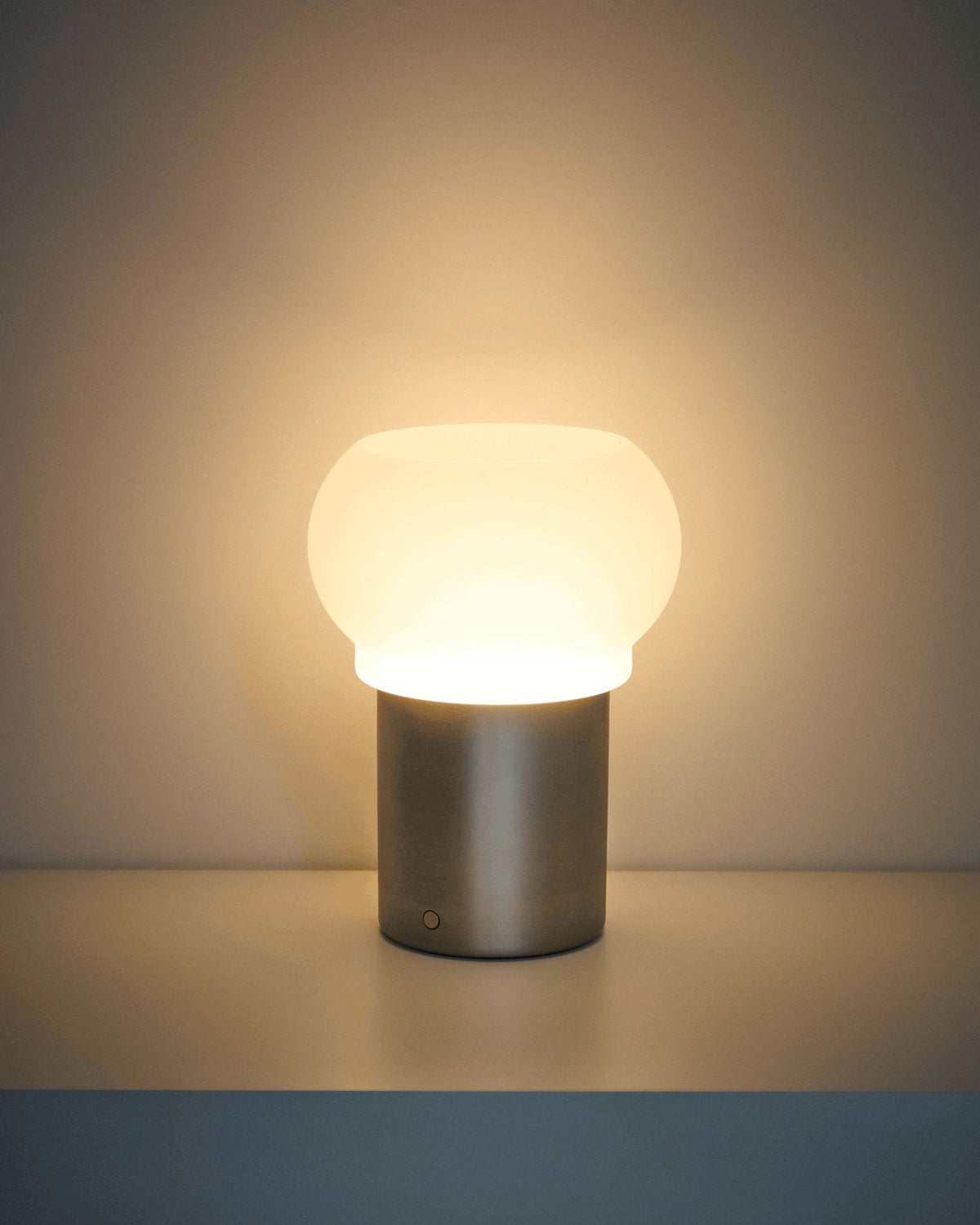 Weisse LED-Tischleuchte Leruna aus satiniertem Glas mit rundem Schirm und Metallsockel, Durchmesser 20 cm, Höhe 27,1 cm.