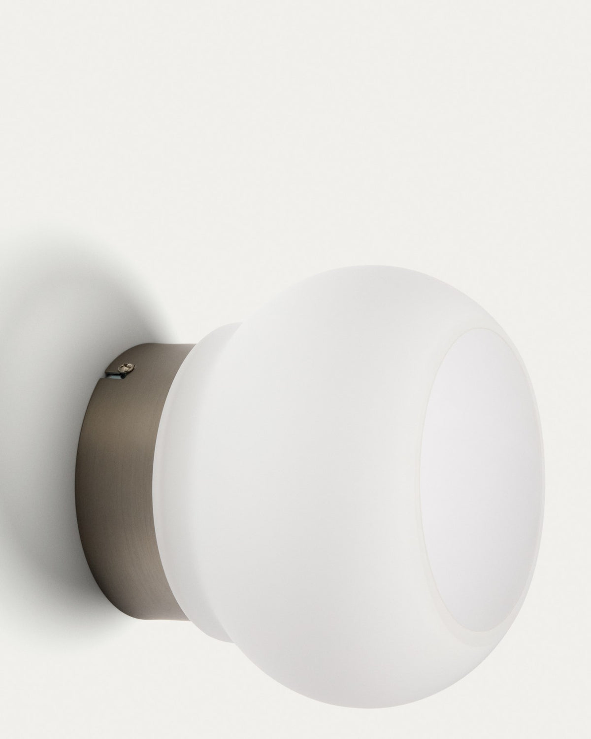 Runde LED-Wandleuchte Leruna aus satiniertem Glas mit Sockel aus verzinktem Stahl, Durchmesser 20 cm, weisse Oberfläche.