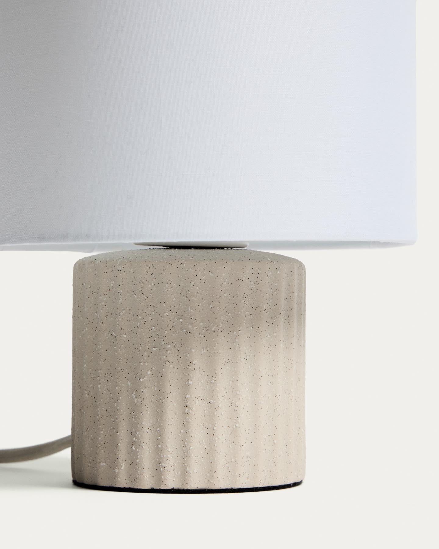 Tischlampe Eshe aus Keramik mit Finish in Beige in Beige präsentiert im Onlineshop von KAQTU Design AG. Tischleuchte ist von Kave Home