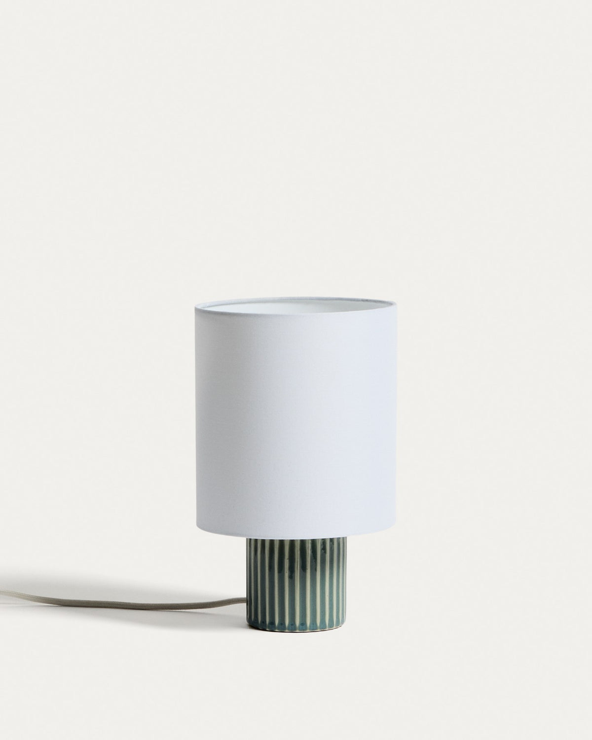 Tischlampe Eshe aus Keramik mit grün-weissem Finish und weissem Stoffschirm, runder Sockel, kompakte Form für Beistelltische oder Sideboards.