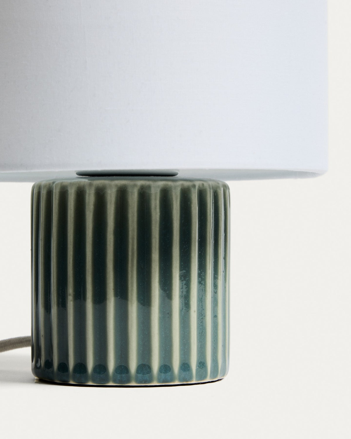 Tischlampe Eshe aus Keramik mit grün-weissem Finish und weissem Stoffschirm, runder Sockel, kompakte Form für Beistelltische oder Sideboards.
