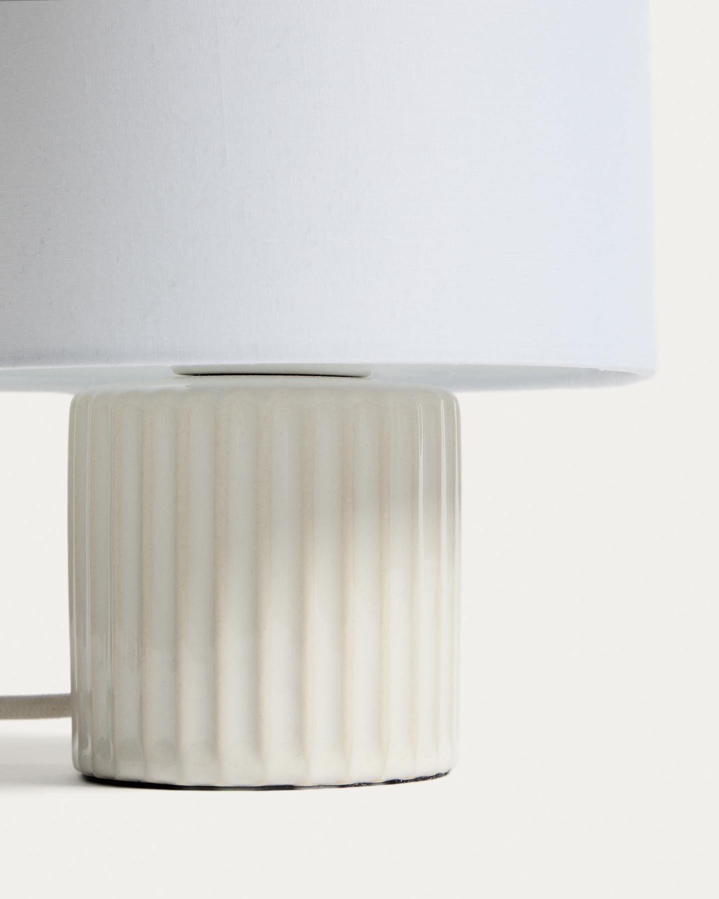 Tischlampe Eshe aus Keramik mit Finish in Weiss in Weiss präsentiert im Onlineshop von KAQTU Design AG. Tischleuchte ist von Kave Home