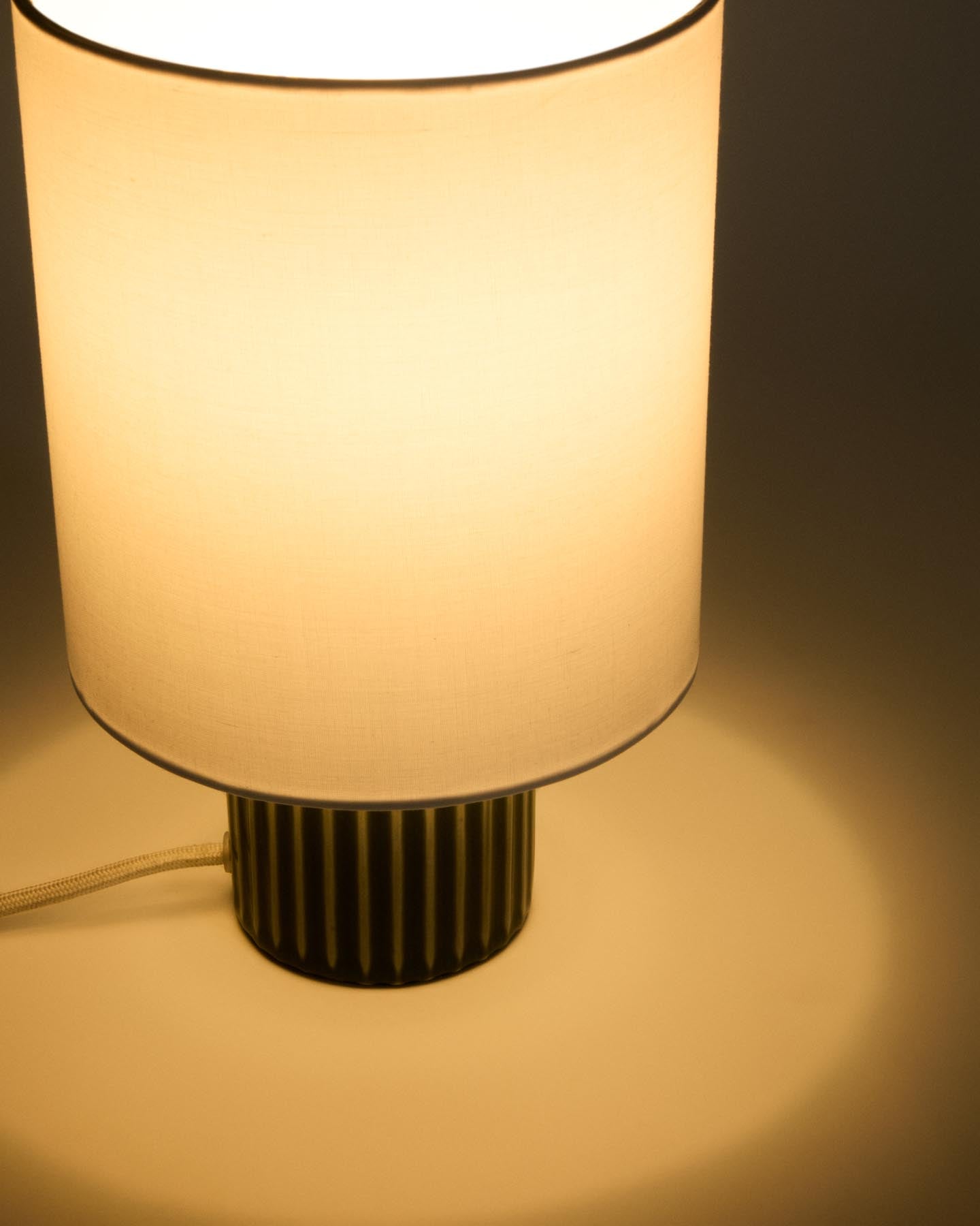 Tischlampe Eshe aus Keramik mit Finish in Grün und Weiss in Grün präsentiert im Onlineshop von KAQTU Design AG. Tischleuchte ist von Kave Home