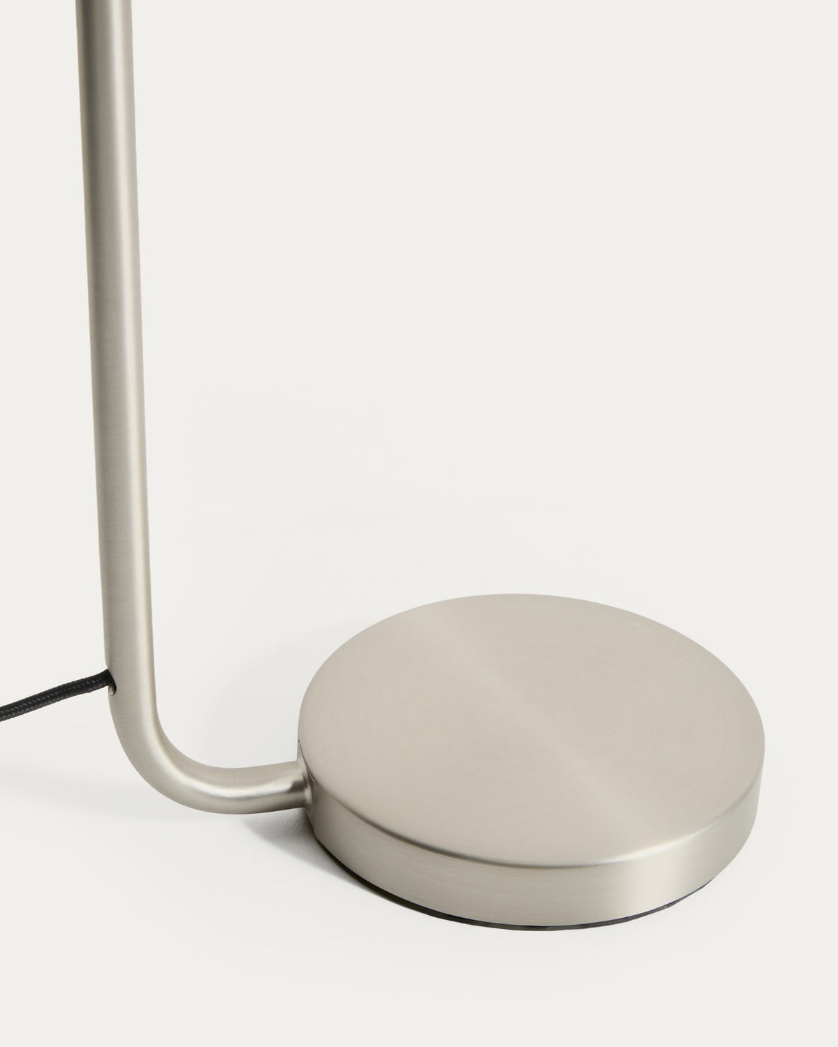 Graue Tischlampe Nelaia aus Stahl mit Kippschalter, Sockel aus Metall, schlanke zylindrische Form, LED-Leuchtmittel sichtbar.