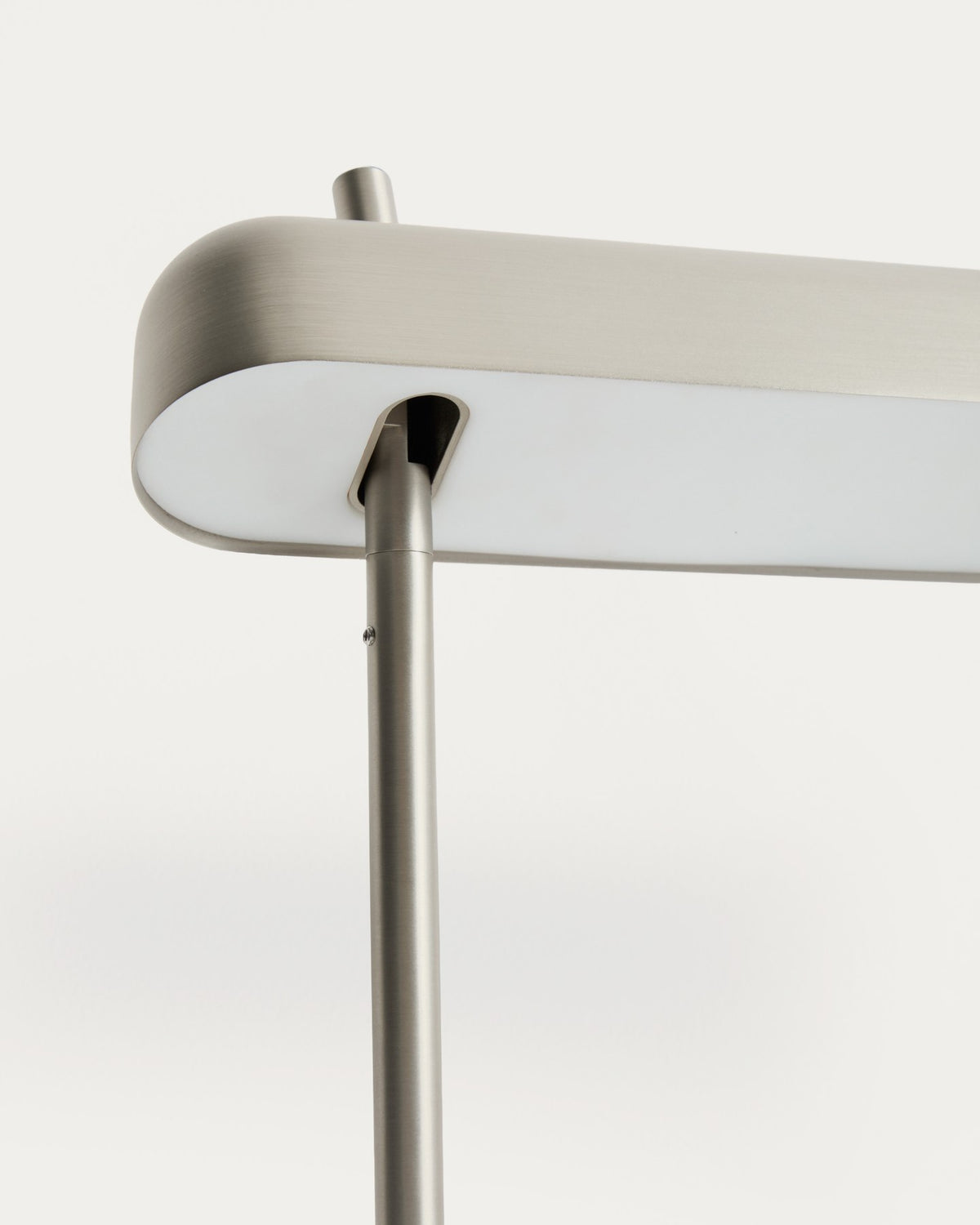 Graue Stehlampe Nelaia aus Stahl und Polypropylen mit schlankem Standfuss, minimalistischem Design und LED-Lichtquelle, Modell von Kave Home.