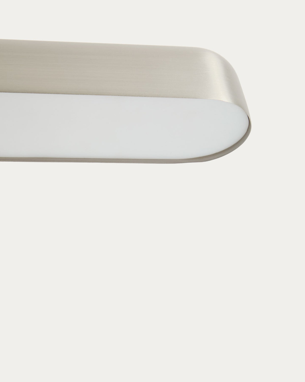 Graue Stehlampe Nelaia aus Stahl und Polypropylen mit schlankem Standfuss, minimalistischem Design und LED-Lichtquelle, Modell von Kave Home.