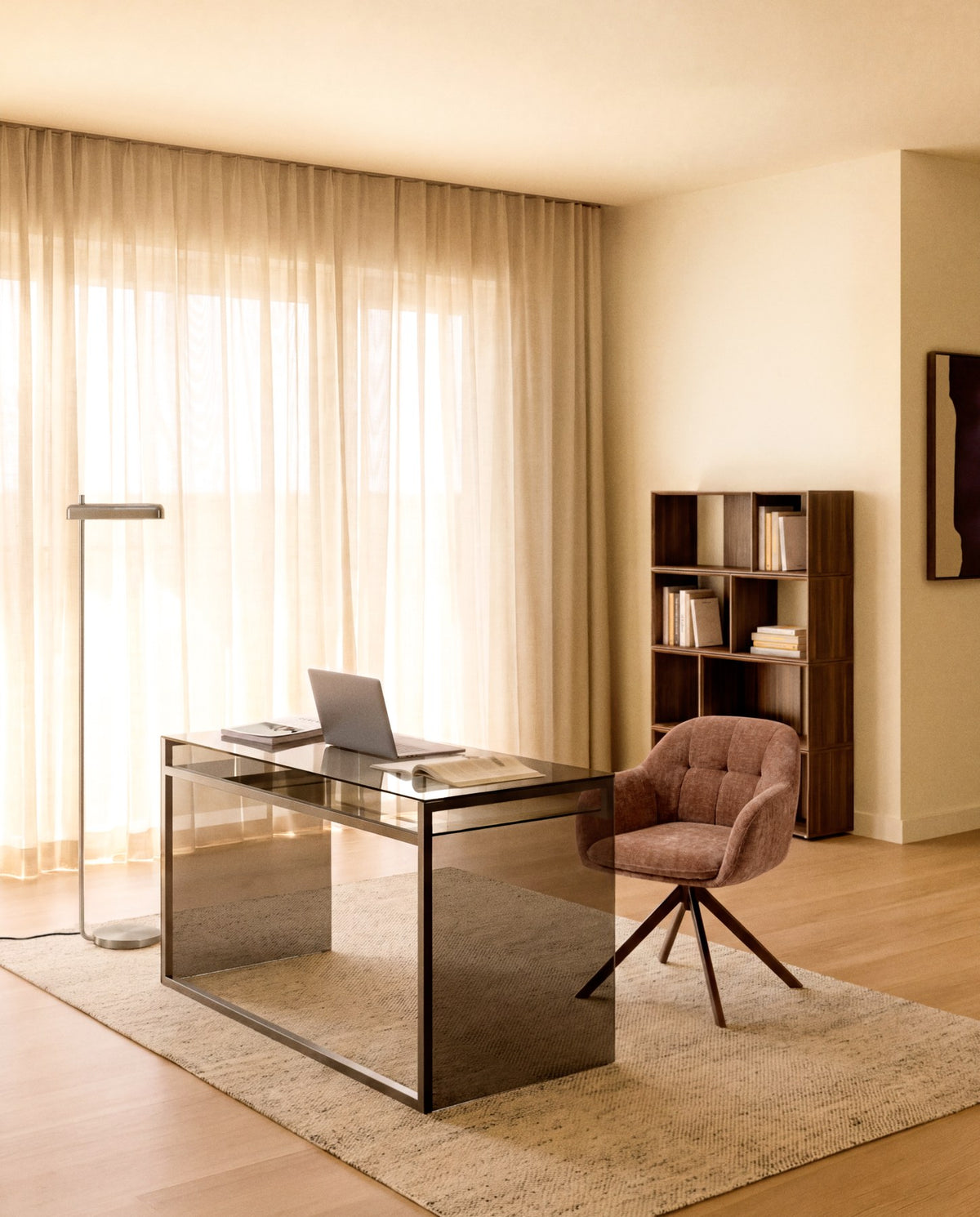 Graue Stehlampe Nelaia aus Stahl und Polypropylen mit schlankem Standfuss, minimalistischem Design und LED-Lichtquelle, Modell von Kave Home.