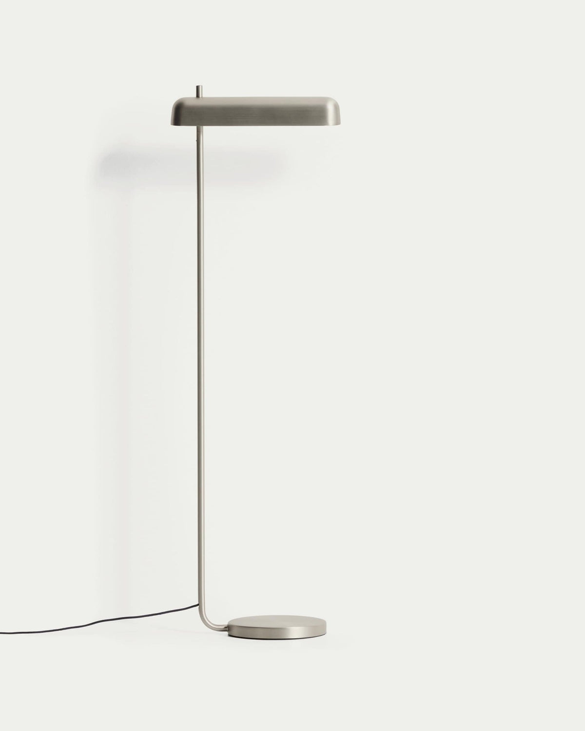 Graue Stehlampe Nelaia aus Stahl und Polypropylen mit schlankem Standfuss, minimalistischem Design und LED-Lichtquelle, Modell von Kave Home.
