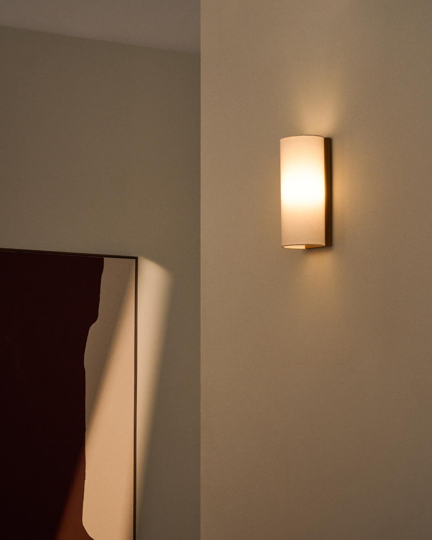 Wandleuchte Umbran aus hellbraunem Kautschukholz und Leinen in Beige in Beige präsentiert im Onlineshop von KAQTU Design AG. Wandleuchte ist von Kave Home