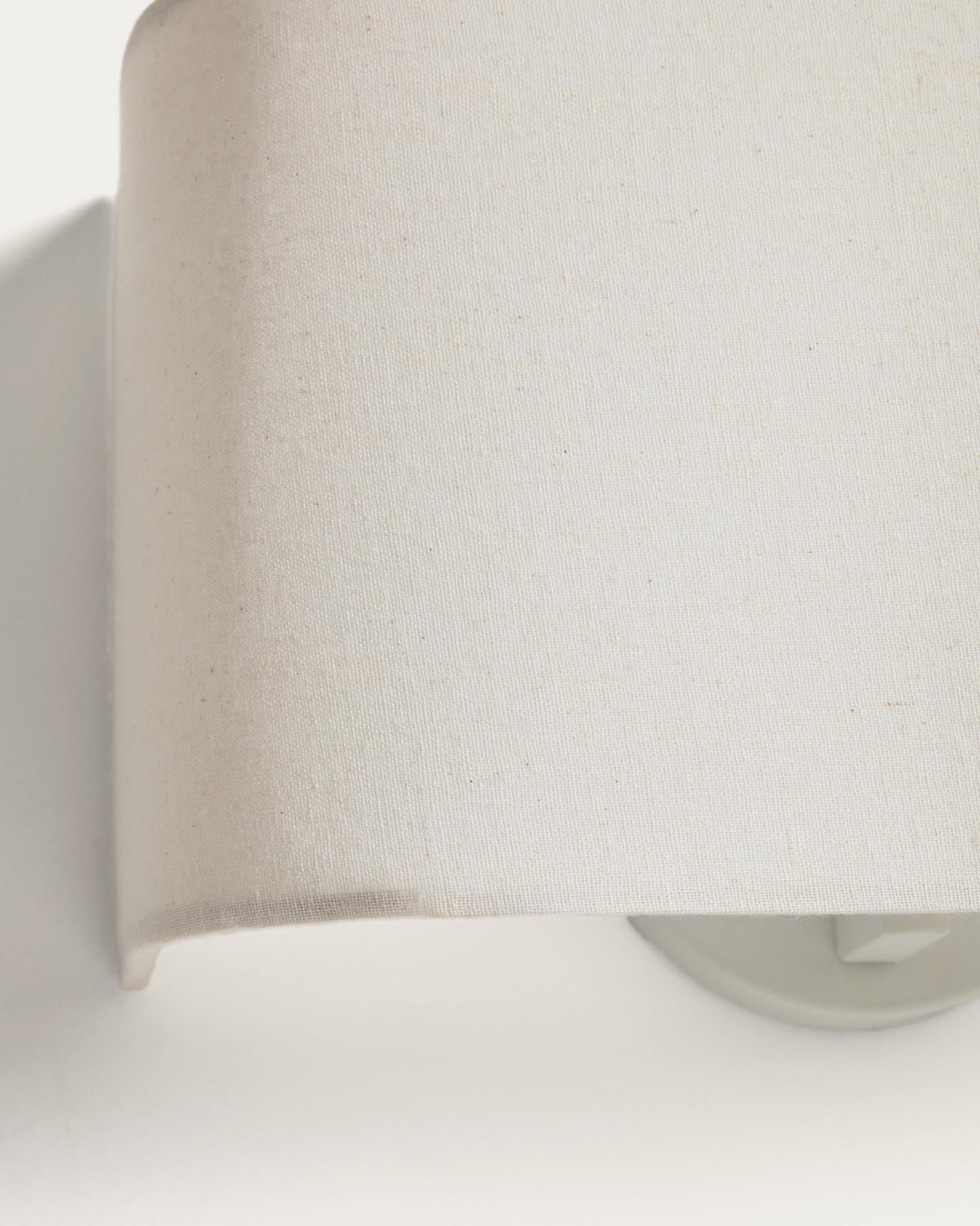 Wandleuchte Lumeni aus Kautschukholz und Leinen in Beige, 25 cm in Beige präsentiert im Onlineshop von KAQTU Design AG. Wandleuchte ist von Kave Home