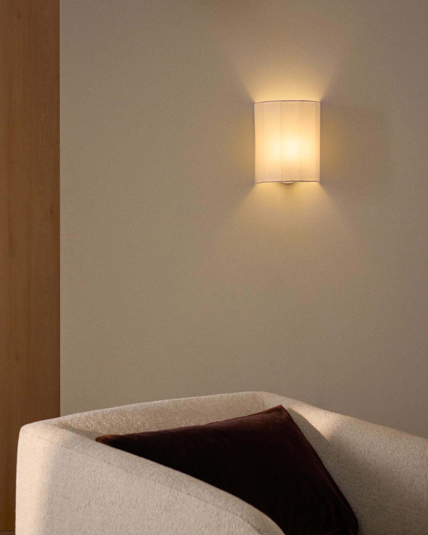 Wandleuchte Lumeni aus Kautschukholz und Leinen in Beige 20 cm in Beige präsentiert im Onlineshop von KAQTU Design AG. Wandleuchte ist von Kave Home
