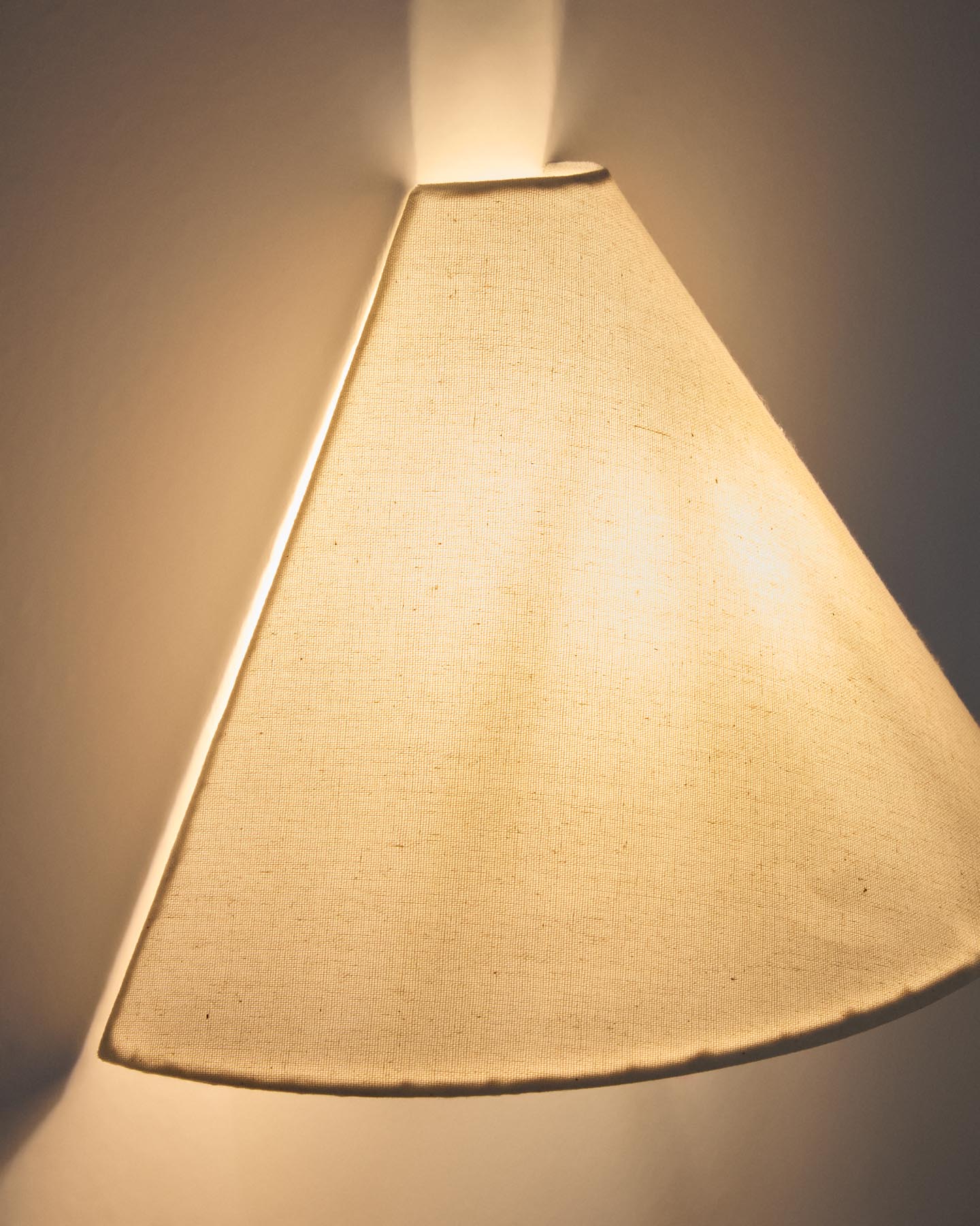 Wandleuchte Lumeni aus Kautschukholz und Leinen in Beige, 30 cm in Beige präsentiert im Onlineshop von KAQTU Design AG. Wandleuchte ist von Kave Home