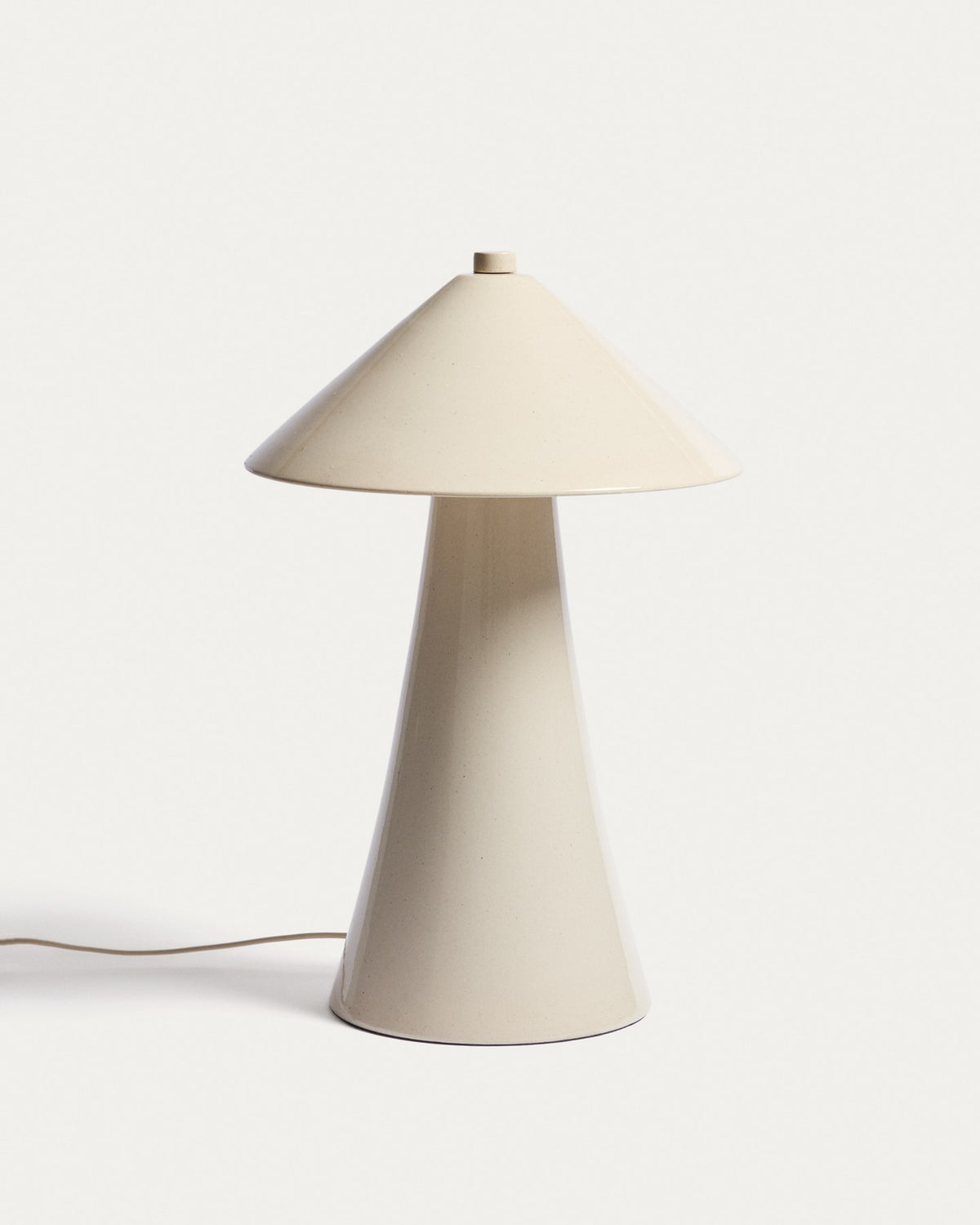 Beigefarbene Tischlampe Ceren aus 100% Keramik, Höhe 54 cm, mit Handschalter am Kabel, Ansicht der Tischleuchte im Produktfoto.