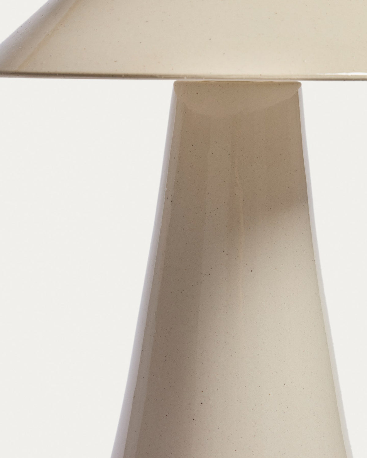 Beigefarbene Tischlampe Ceren aus 100% Keramik, Höhe 54 cm, mit Handschalter am Kabel, Ansicht der Tischleuchte im Produktfoto.