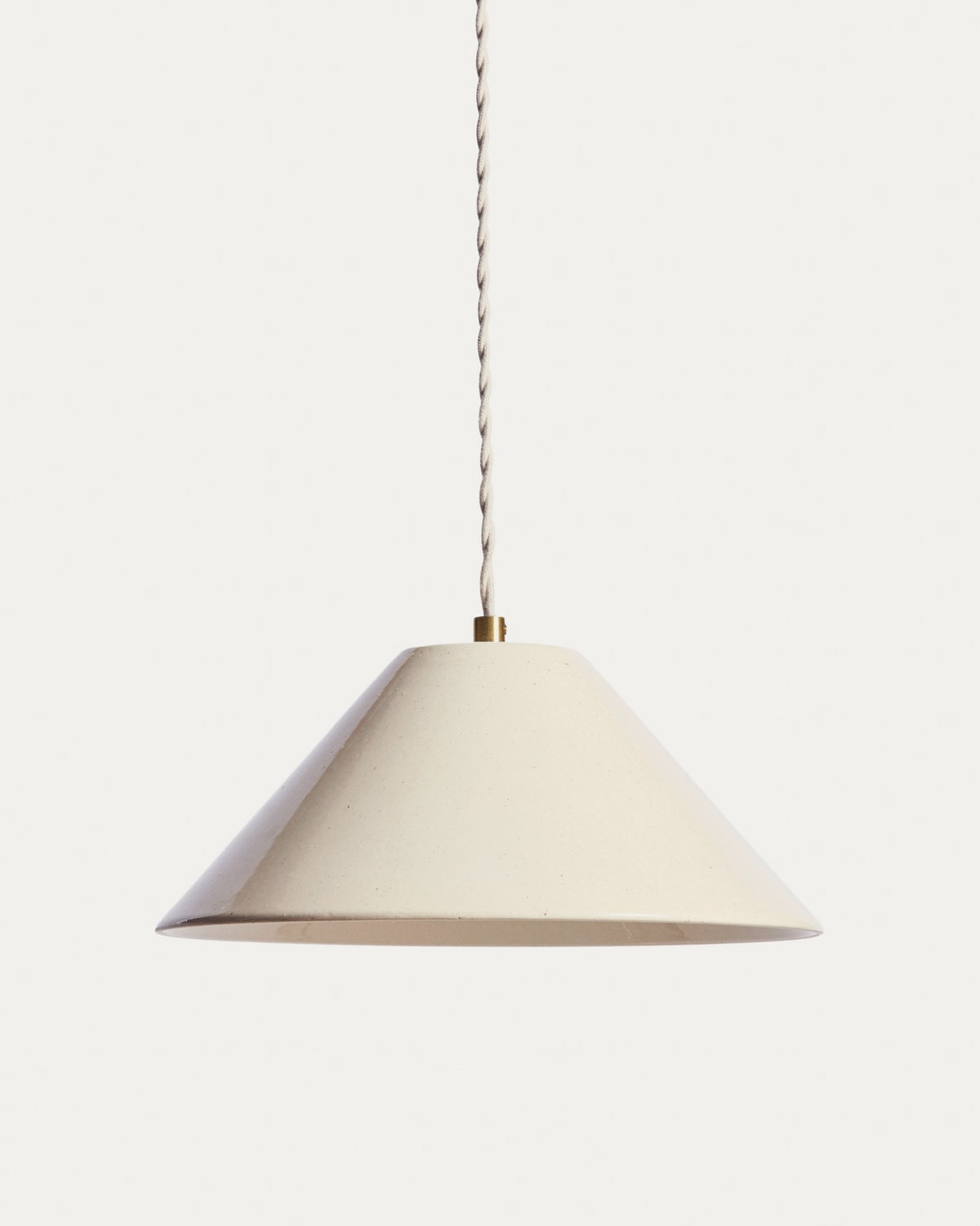 Deckenleuchte Ceren aus beiger Keramik mit kompakten Massen von 29 x 29 x 13 Zentimetern, Kave Home Kollektion.