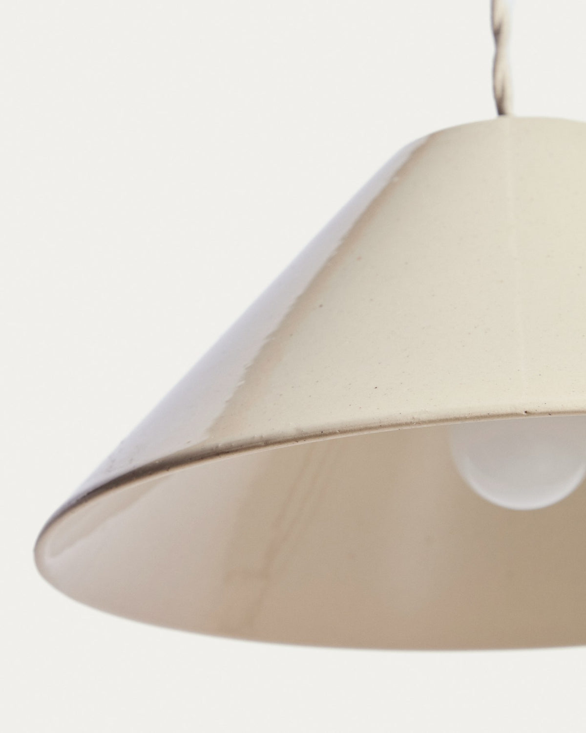 Deckenleuchte Ceren aus beiger Keramik mit kompakten Massen von 29 x 29 x 13 Zentimetern, Kave Home Kollektion.