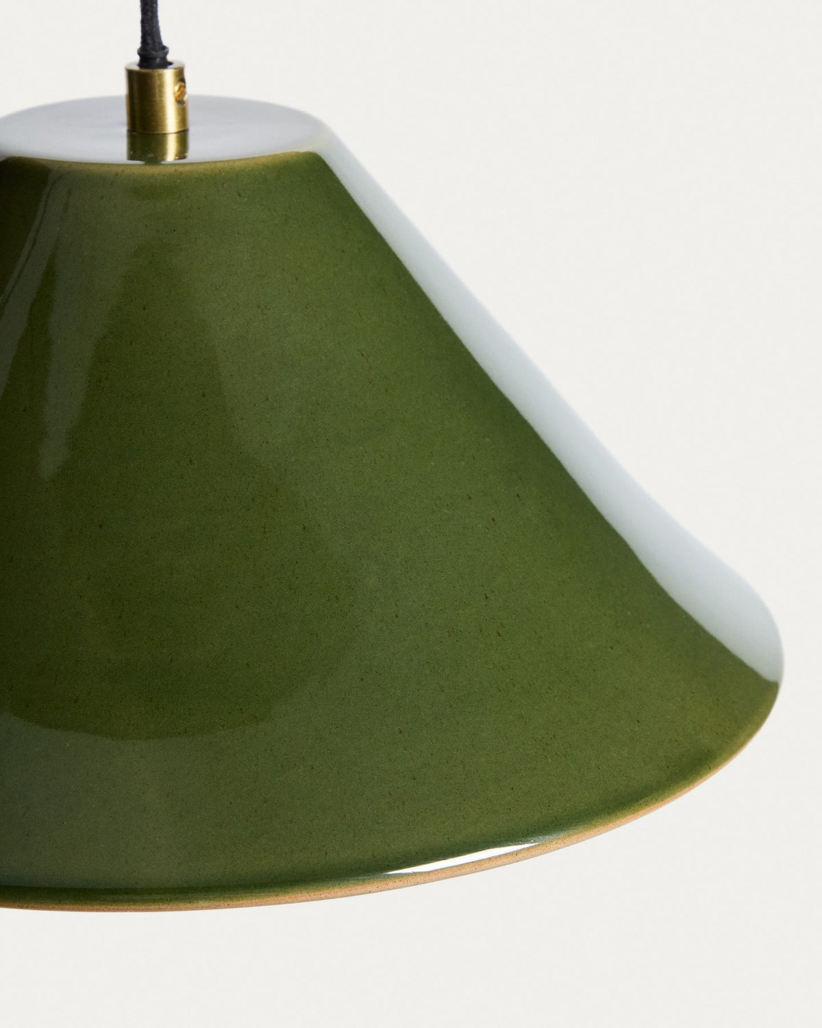 Deckenleuchte Ceren aus grüner Keramik von Kave Home, Masse 29 x 29 x 13 cm, schlichte kompakte Form für die Deckenmontage.
