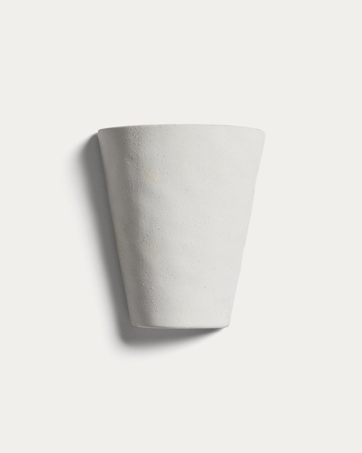 Wandleuchte Ceren aus weisser Keramik mit klaren, runden Formen, Masse 19x9.5x21 cm, montiert an einer hellen Innenwand.