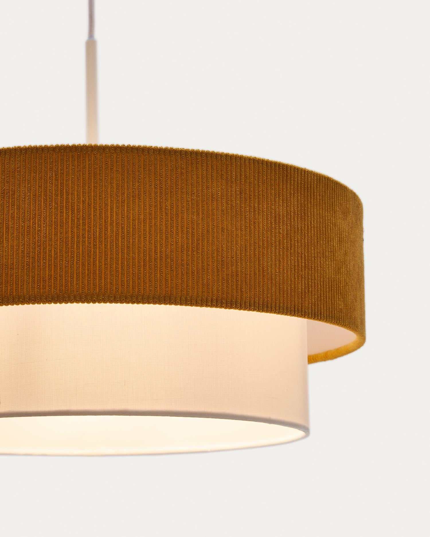 Die Bianella Deckenleuchte in Senfgelb kombiniert edle Baumwolle und Cord, schafft eine einladende Atmosphäre und setzt stilvolle Akzente.