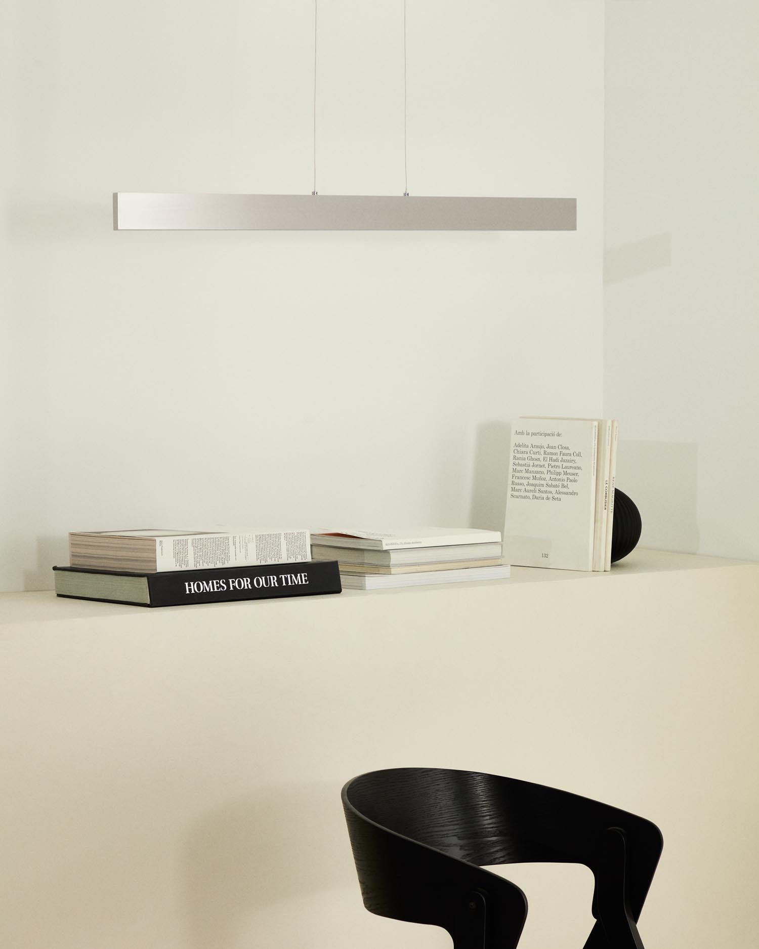 Entdecken Sie die elegante Pendelleuchte Boadella von Kave Home. Aus robustem Aluminium mit gebürstetem Finish, ideal für moderne Wohnräume.