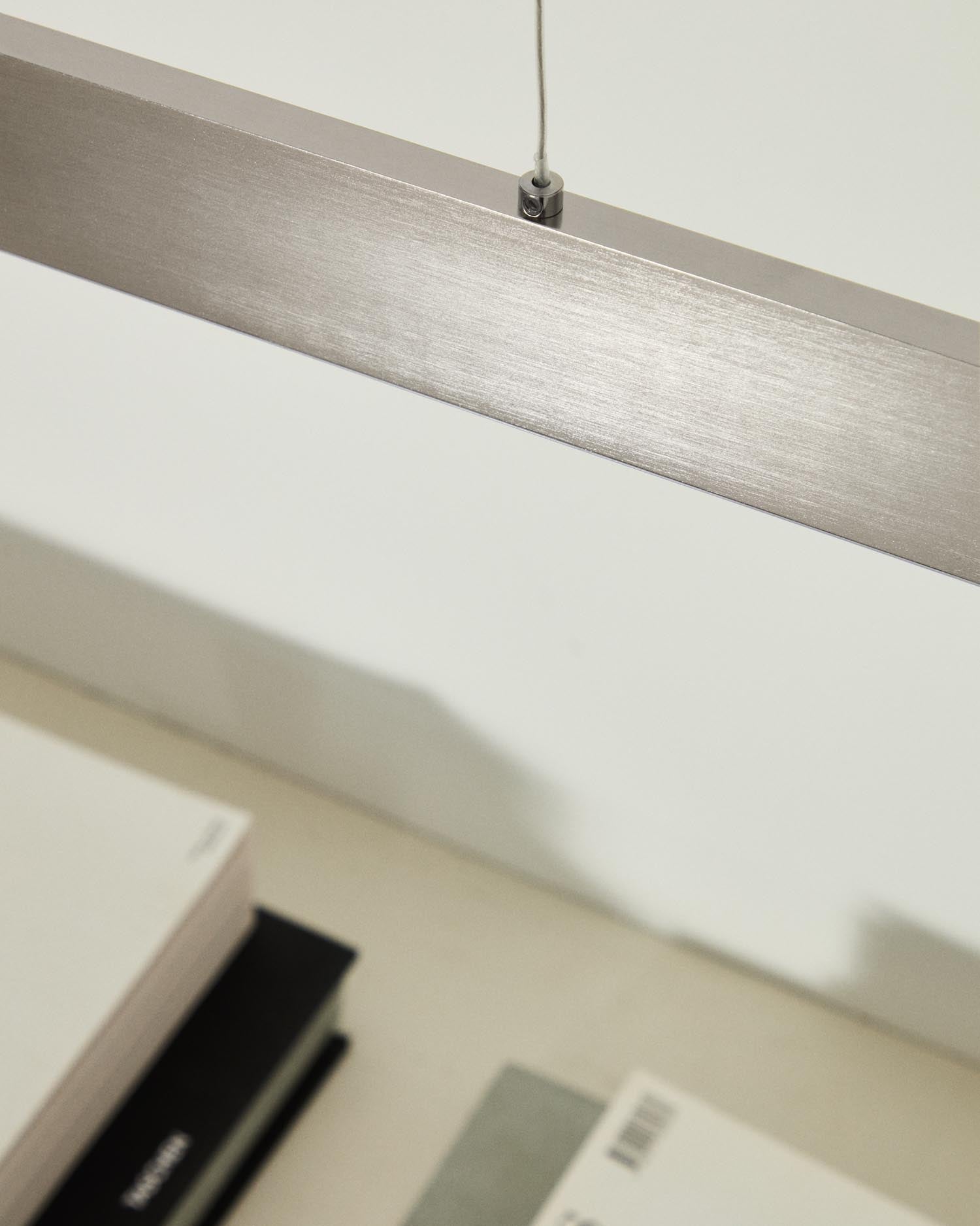 Erleben Sie die stilvolle Pendelleuchte Boadella von Kave Home. Ihr minimalistisches Design aus Aluminium mit silbernem Finish passt perfekt in moderne Interiors.