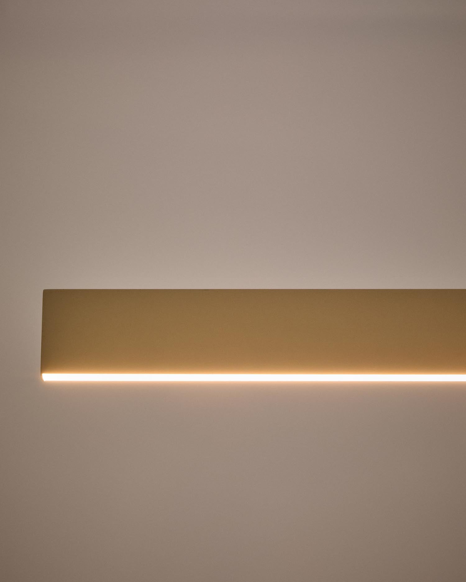 Setzen Sie stilvolle Akzente mit der Boadella Deckenleuchte von Kave Home. Ihr elegantes Design aus Aluminium und das beige Finish harmonieren perfekt in jedem Raum.