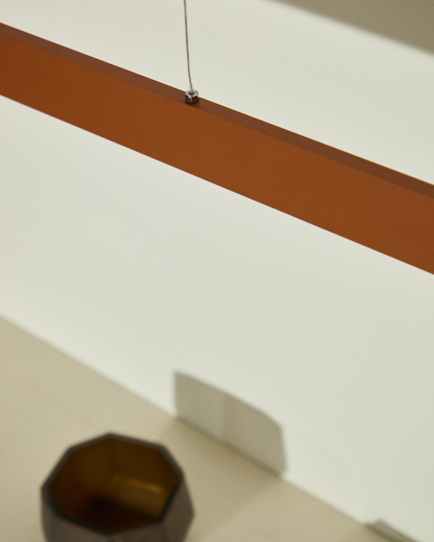 Entdecken Sie die Pendelleuchte Boadella von Kave Home: Minimalistisches Design, terrakottafarbenes Finish und moderne LED-Technologie für stilvolle Beleuchtung.