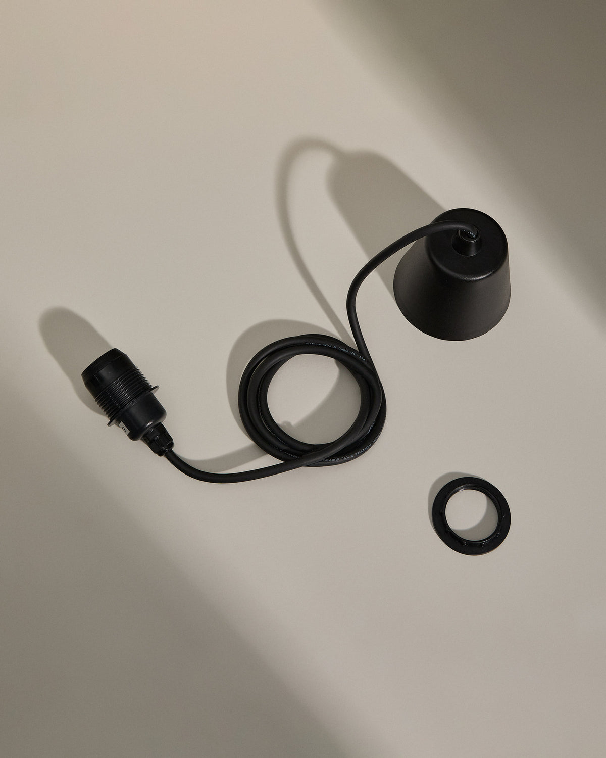 Albir Halterung für Deckenlampe für Outdoor schwarz in präsentiert im Onlineshop von KAQTU Design AG. Pendelleuchte ist von Kave Home