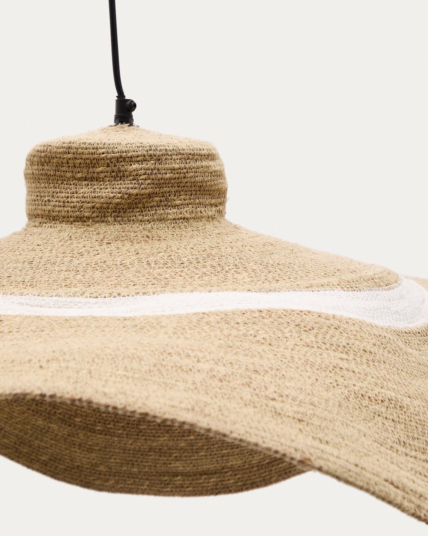 Die Albenya Deckenlampe von Kave Home kombiniert stilvolle Naturmaterialien mit einem modernen Finish und schafft so eine warme, einladende Raumstimmung.