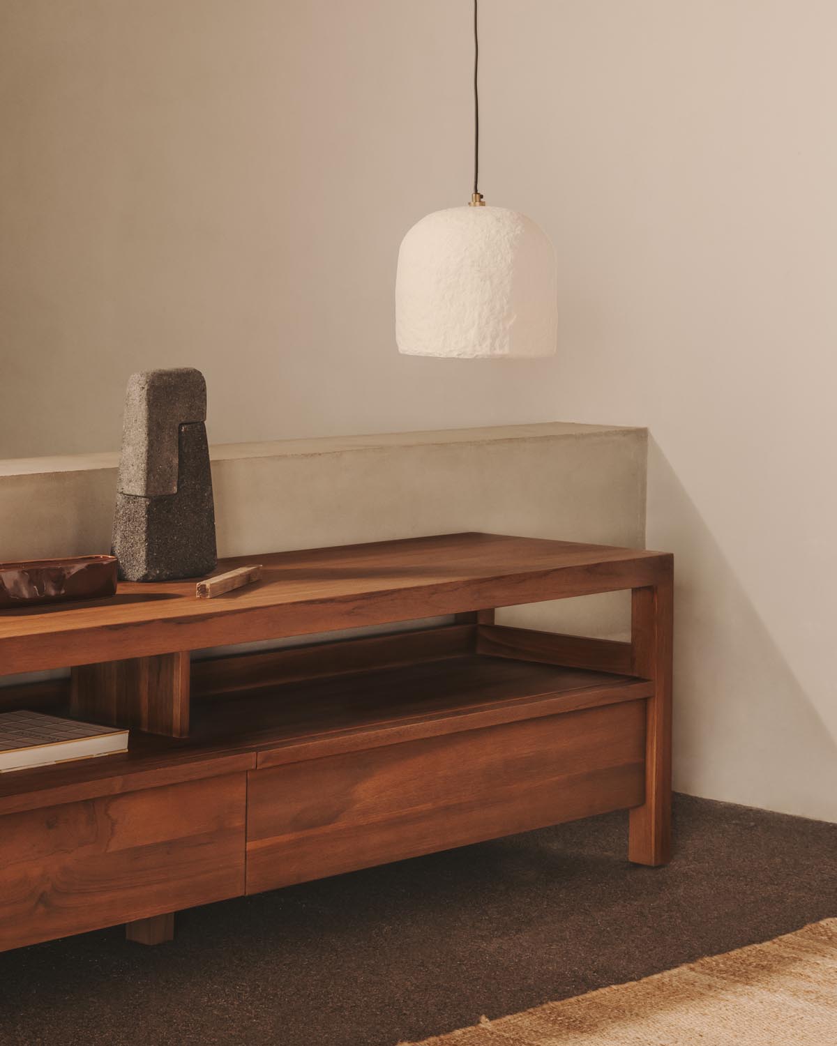 Stilvolle Calvia Deckenlampe aus weissem Papiermaché, Ø 25 cm.