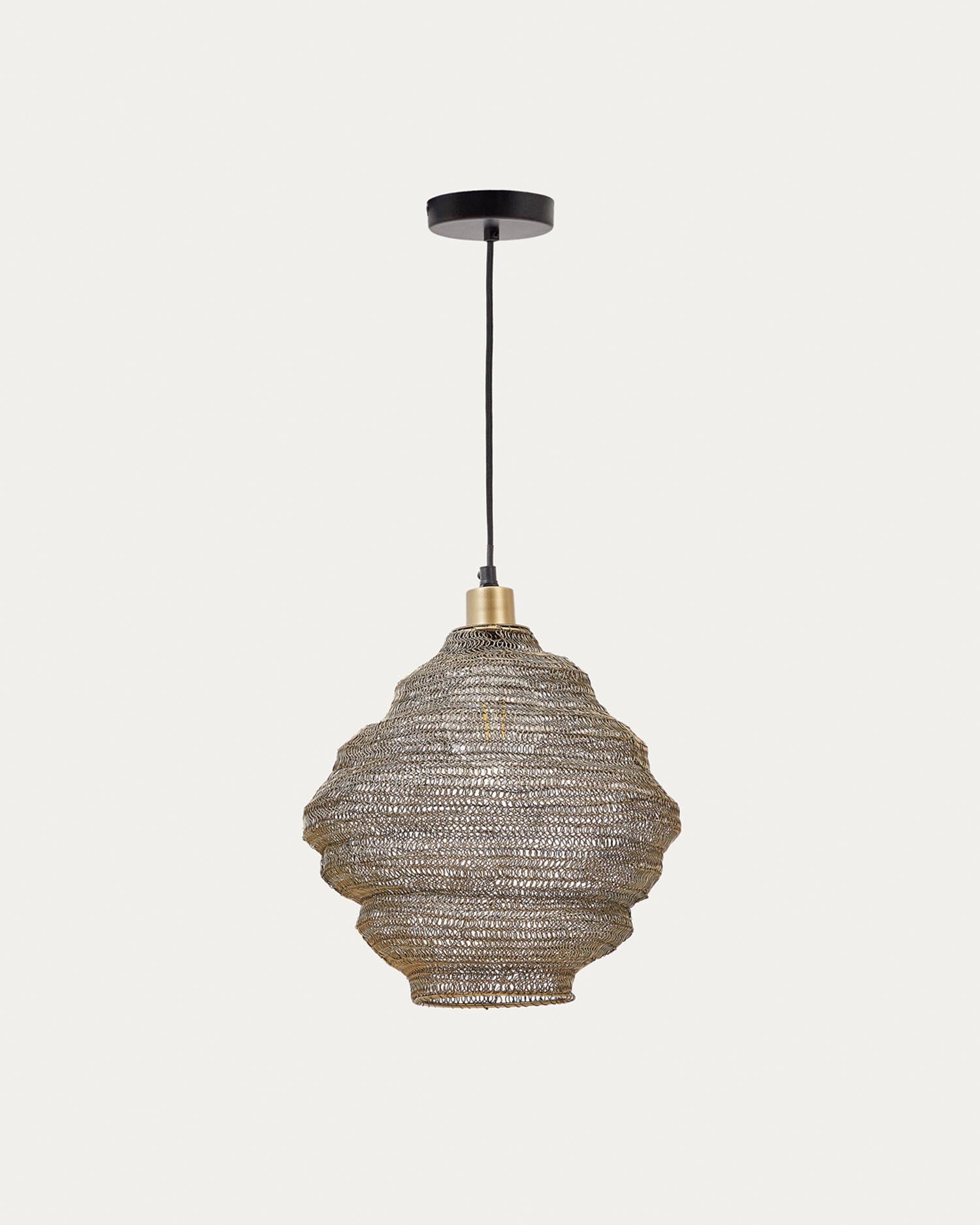 Die Sarraco Deckenlampe von Kave Home: Elegantes Design aus goldfarbenem Metall und Massivholz, Ø 30 cm, für stilvolle Beleuchtung.