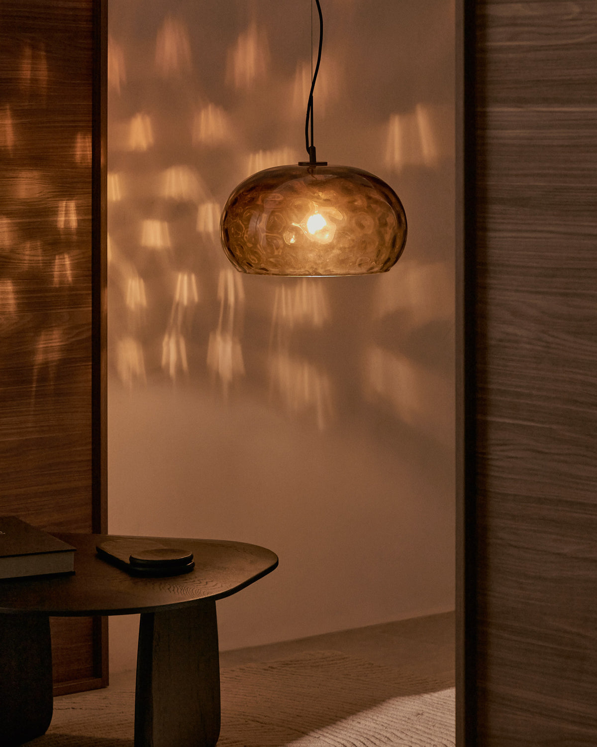 Deckenleuchte Balma aus Klarglas braun Ø 40 cm in Braun präsentiert im Onlineshop von KAQTU Design AG. Pendelleuchte ist von Kave Home