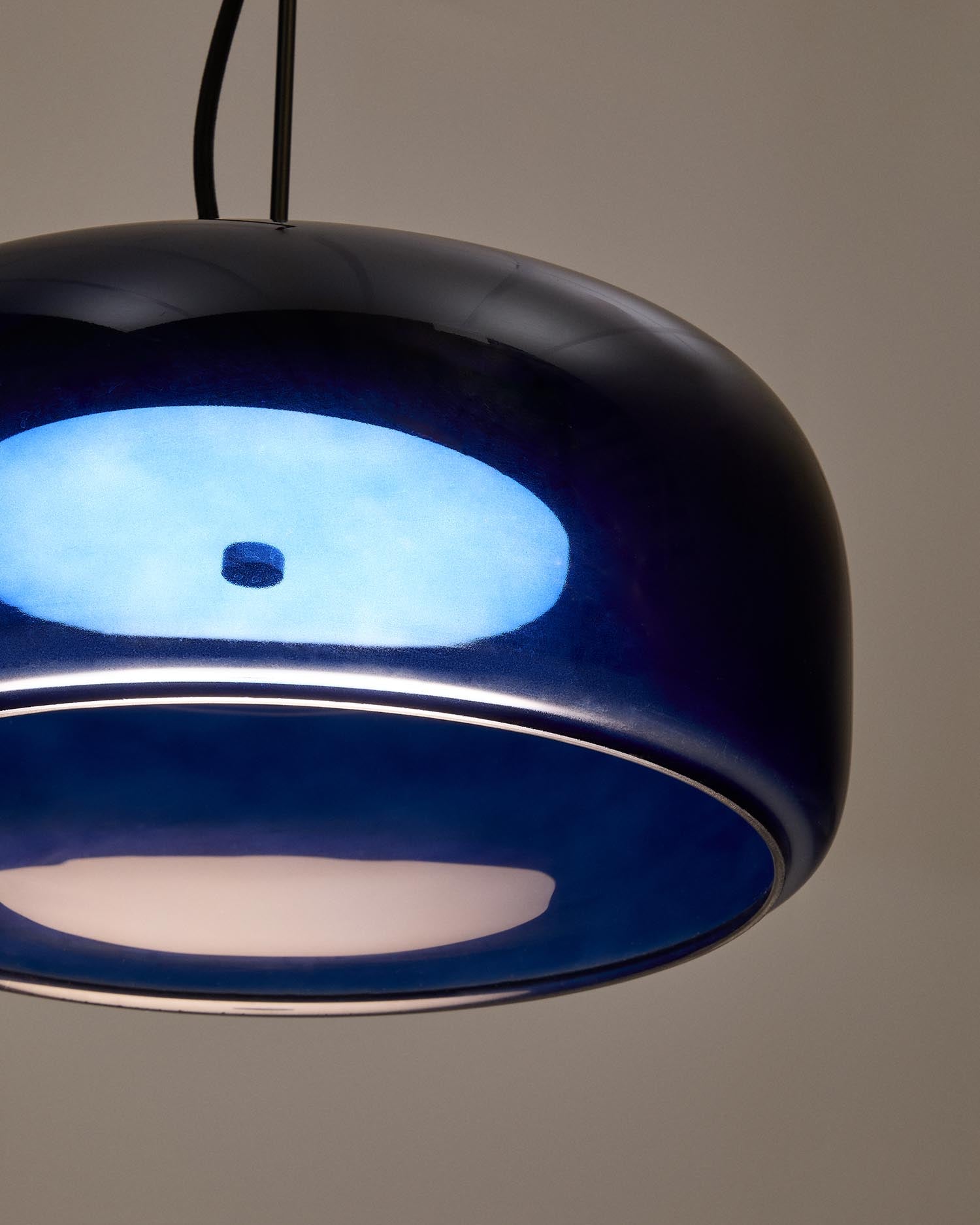 Elegante Deckenleuchte Reig aus blauem Glas (Ø 38 cm) von Kave Home. Perfekte Kombination aus Retro-Charme und zeitgemäßer Eleganz.