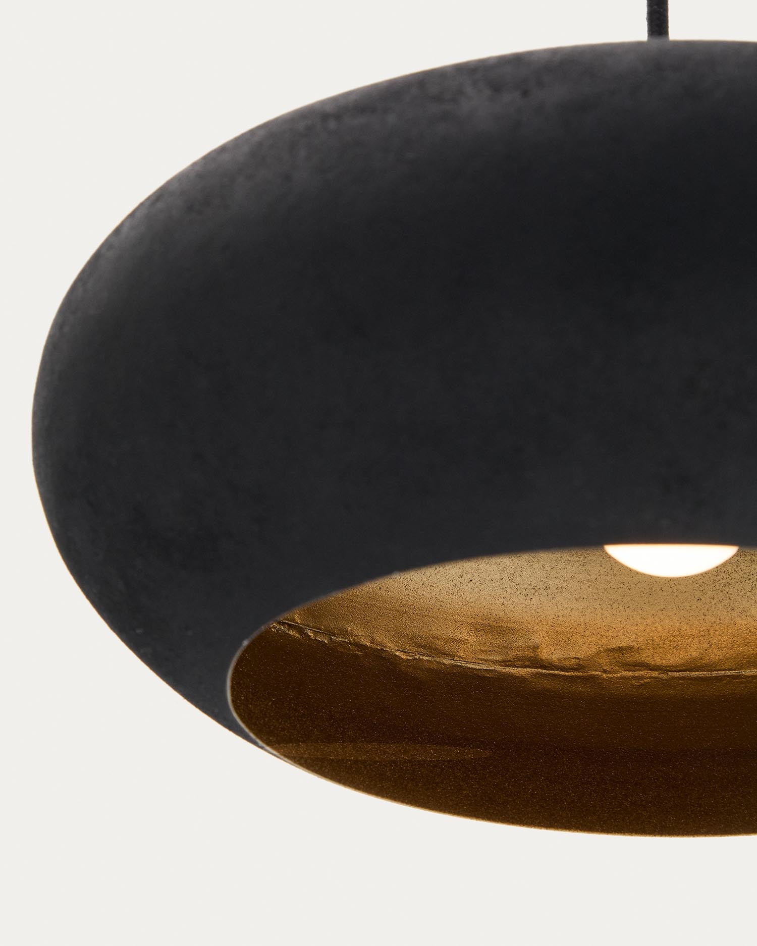 Elegante Deckenleuchte Inda von Kave Home: Ø 30 cm, aus robustem Metall und warmem Massivholz, perfektes Licht für stilvolle Wohnräume.