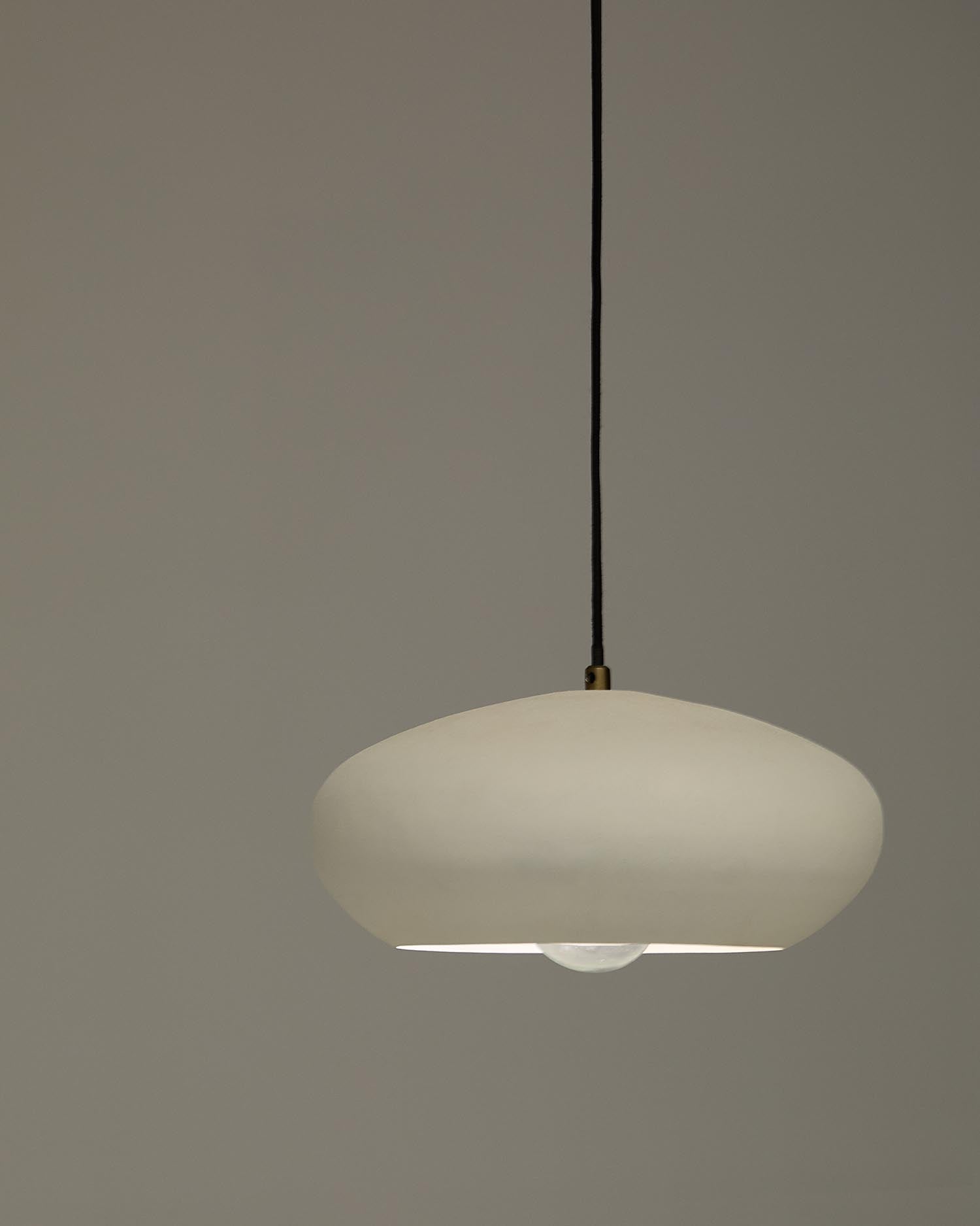 Die Deckenleuchte Inda von Kave Home besticht durch ihr modernes Design mit weissem Terrakotta-Finish und einer eleganten Materialkombination aus Metall und Holz.