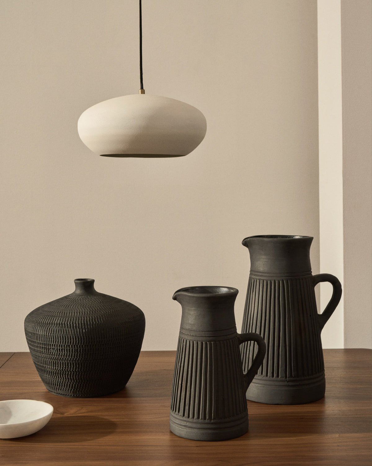 Deckenleuchte Inda aus Metall mit weissem Finish Ø 30 cm in Weiss präsentiert im Onlineshop von KAQTU Design AG. Pendelleuchte ist von Kave Home